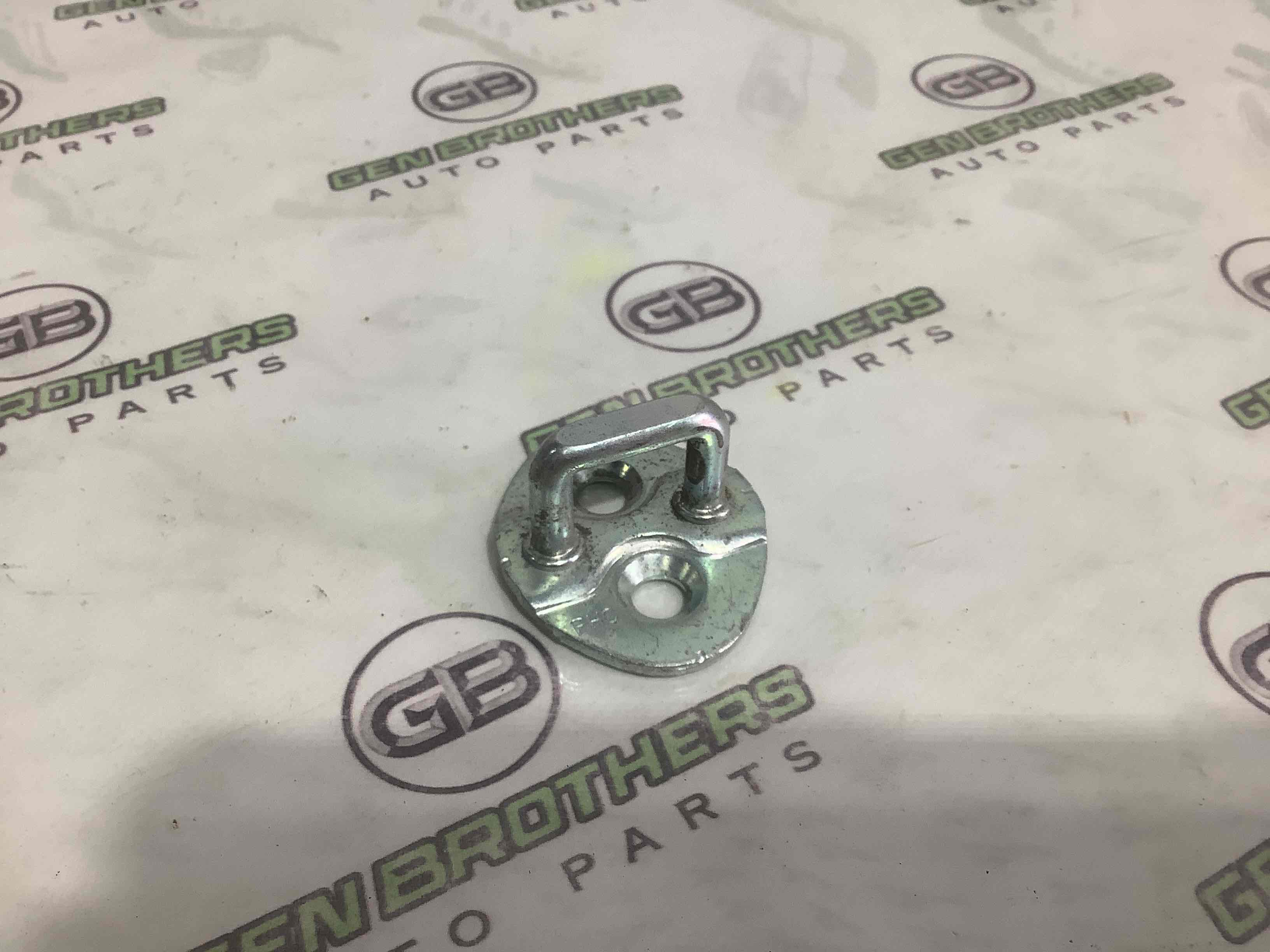 Замок двери передней левой