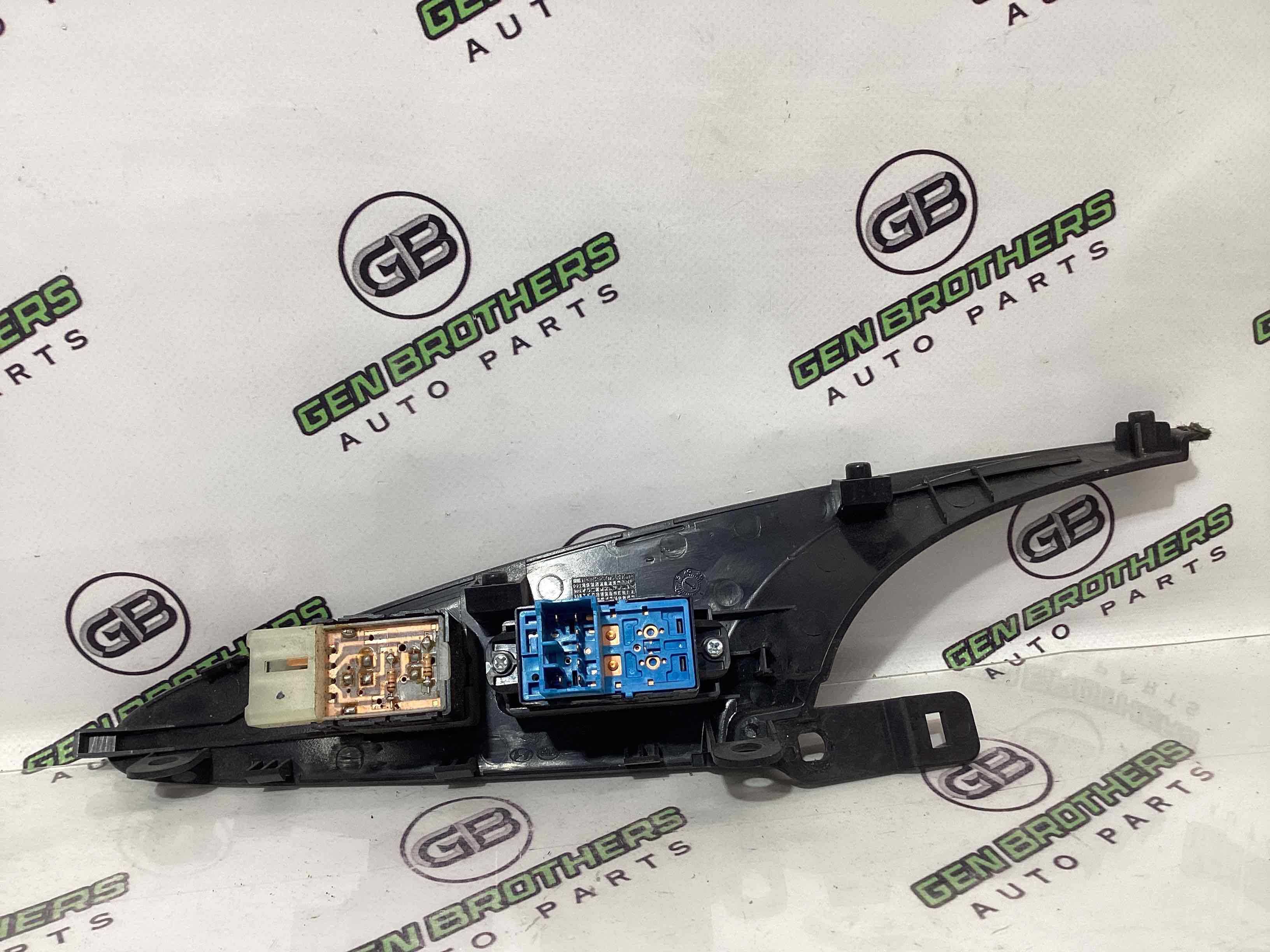 Кнопки управления стеклоподъемниками