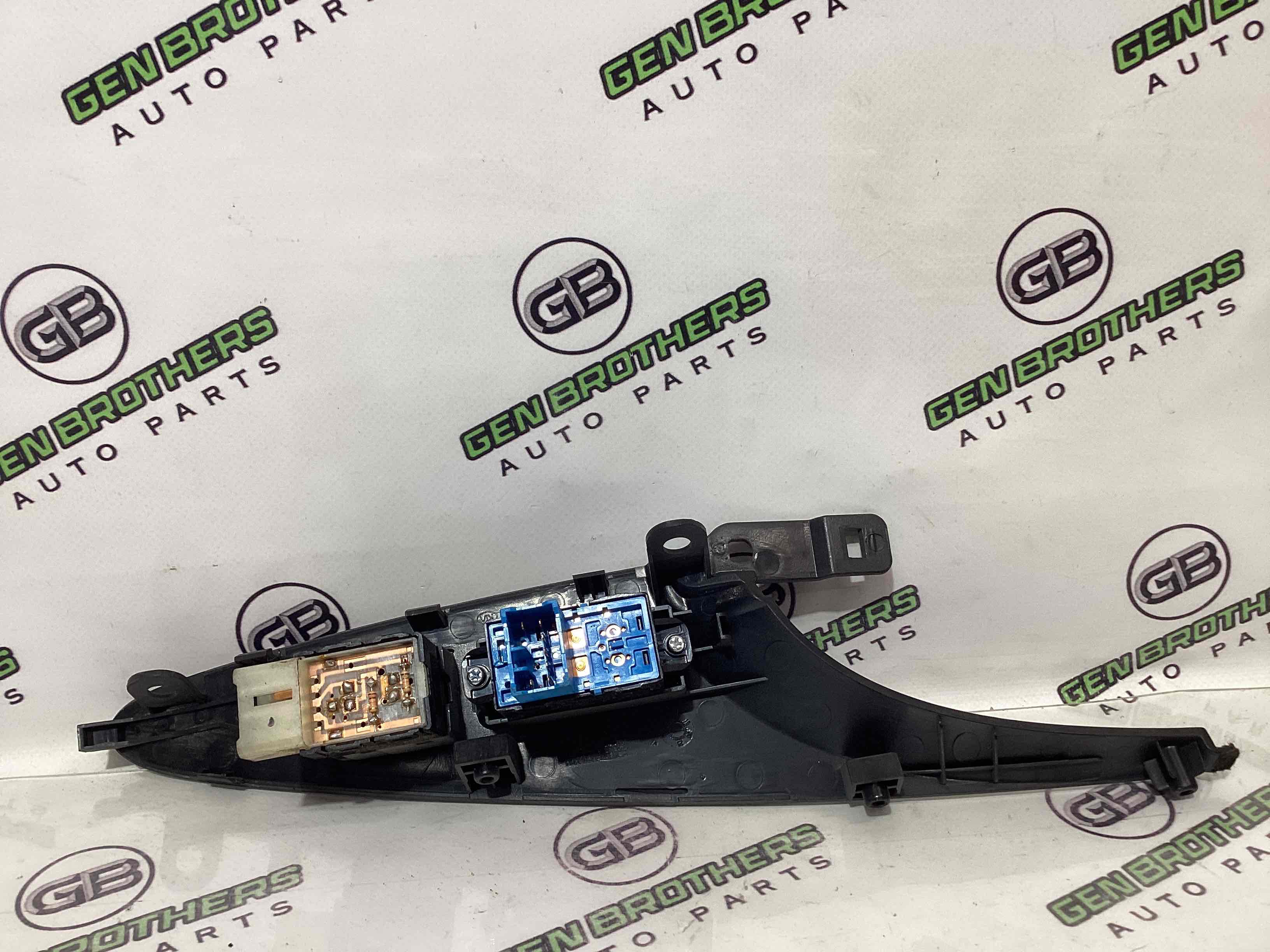 Кнопки управления стеклоподъемниками