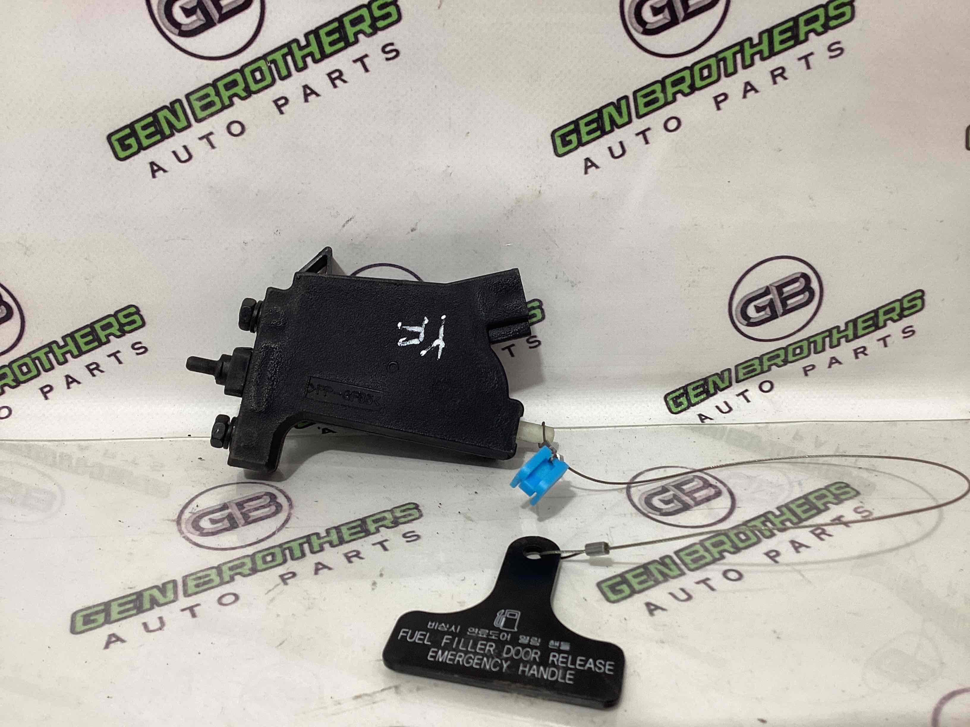 Замок лючка бензобака