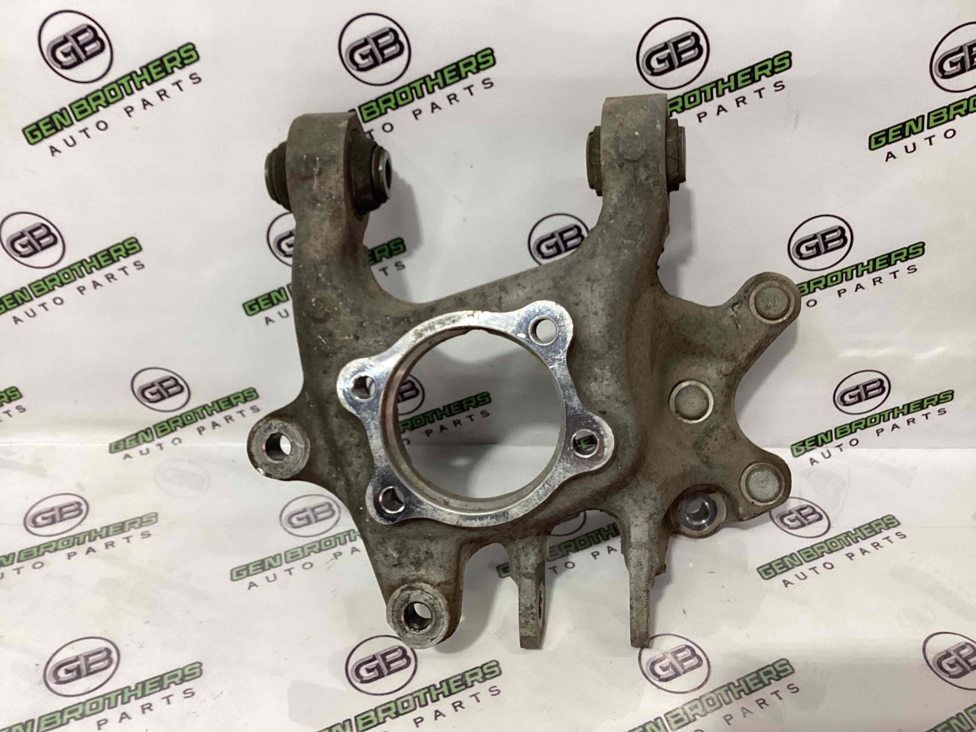 Кулак задній лівий