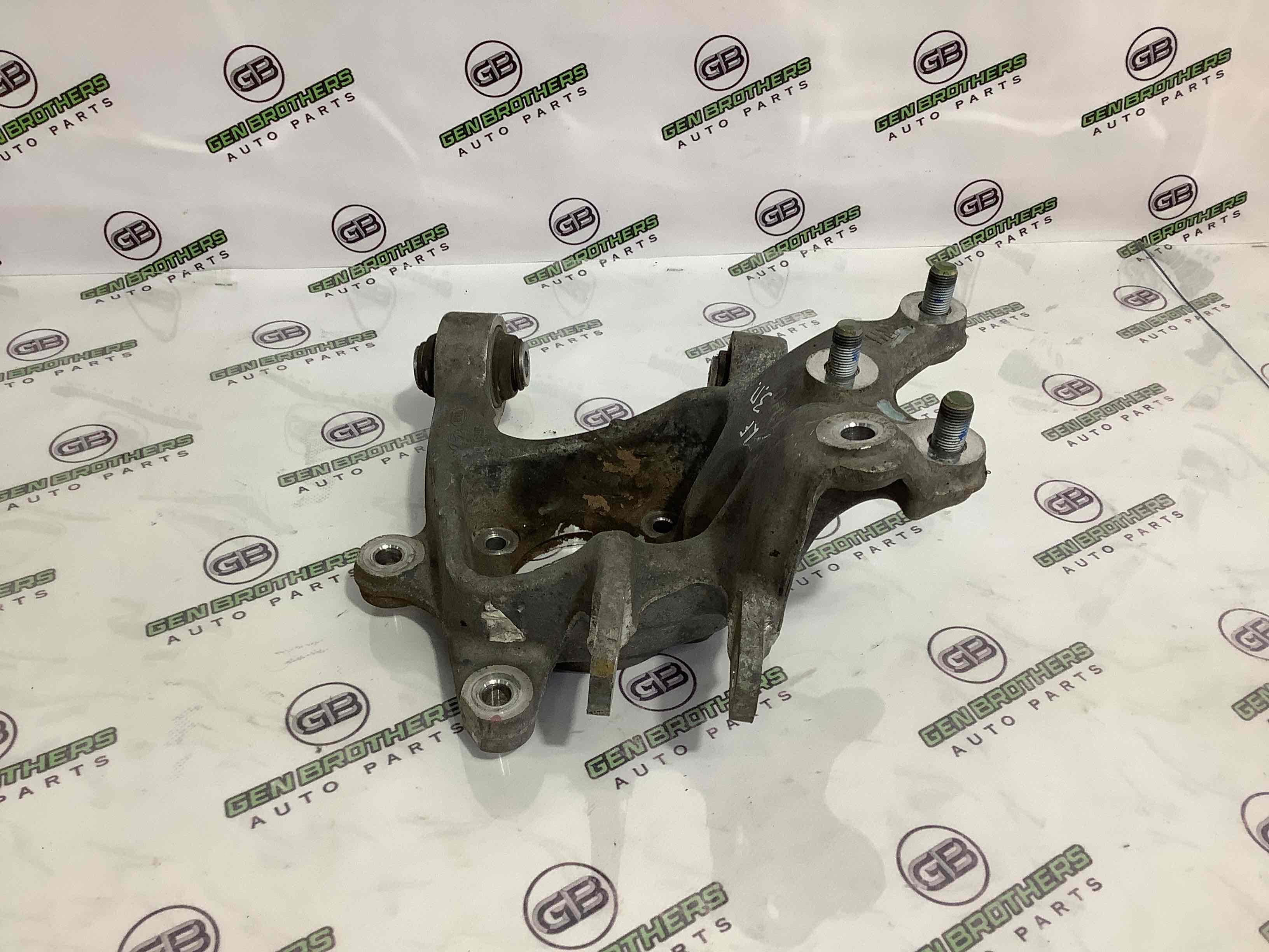 Кулак задній правий