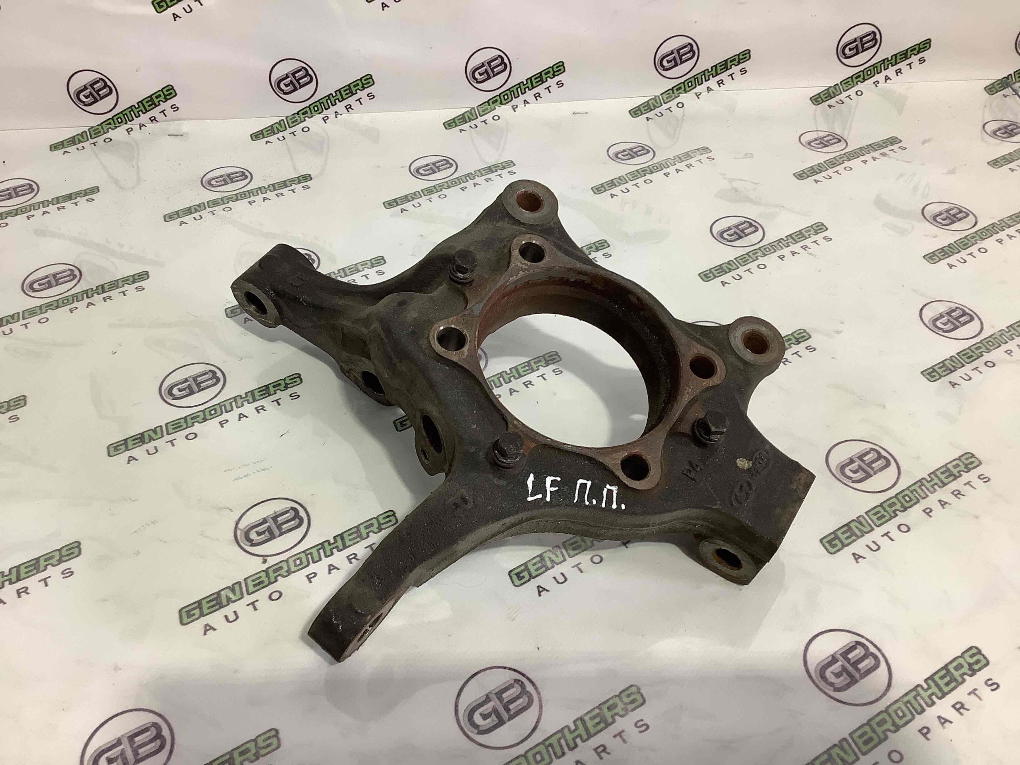 Кулак поворотний правий