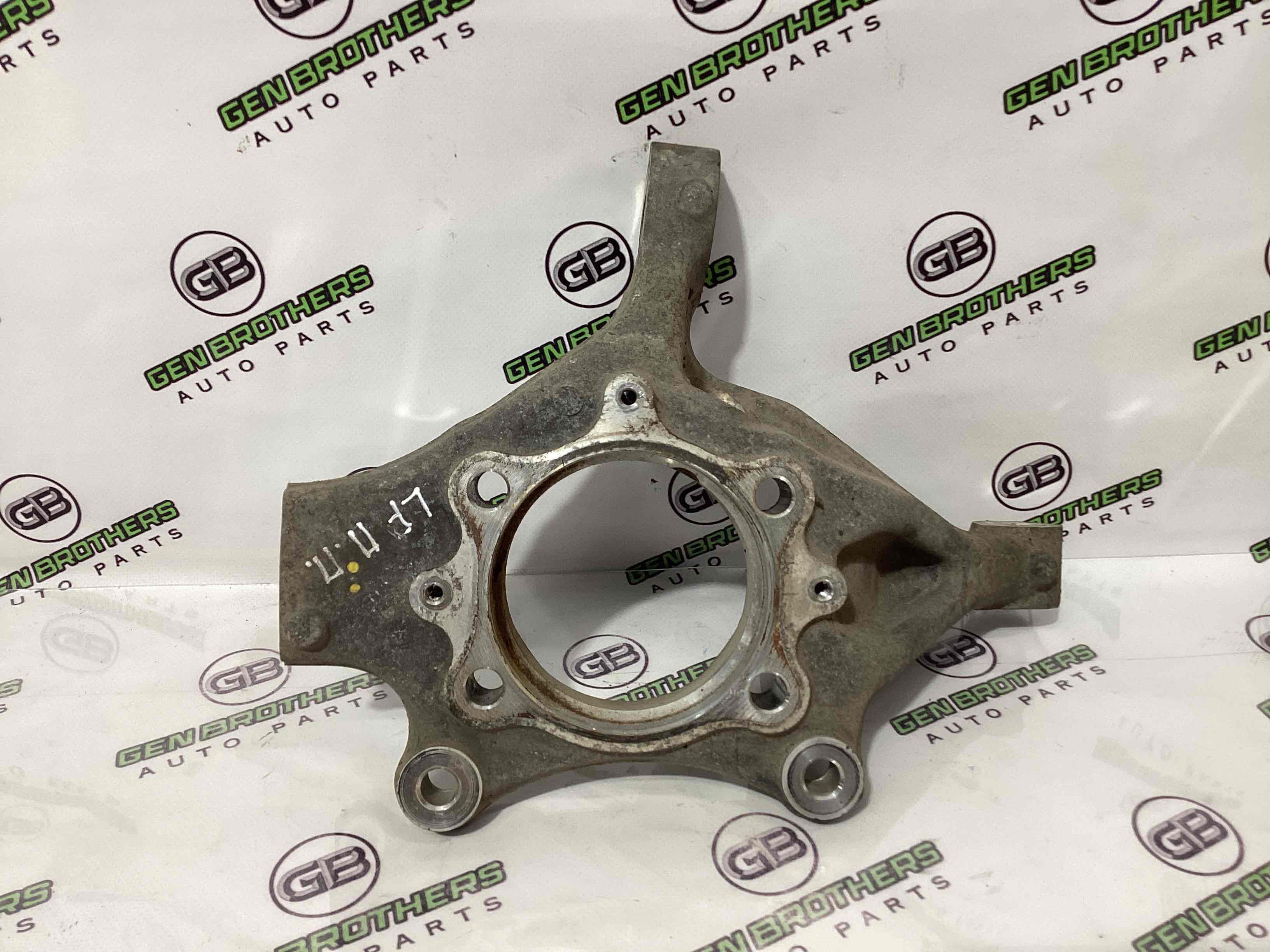 Кулак поворотний правий