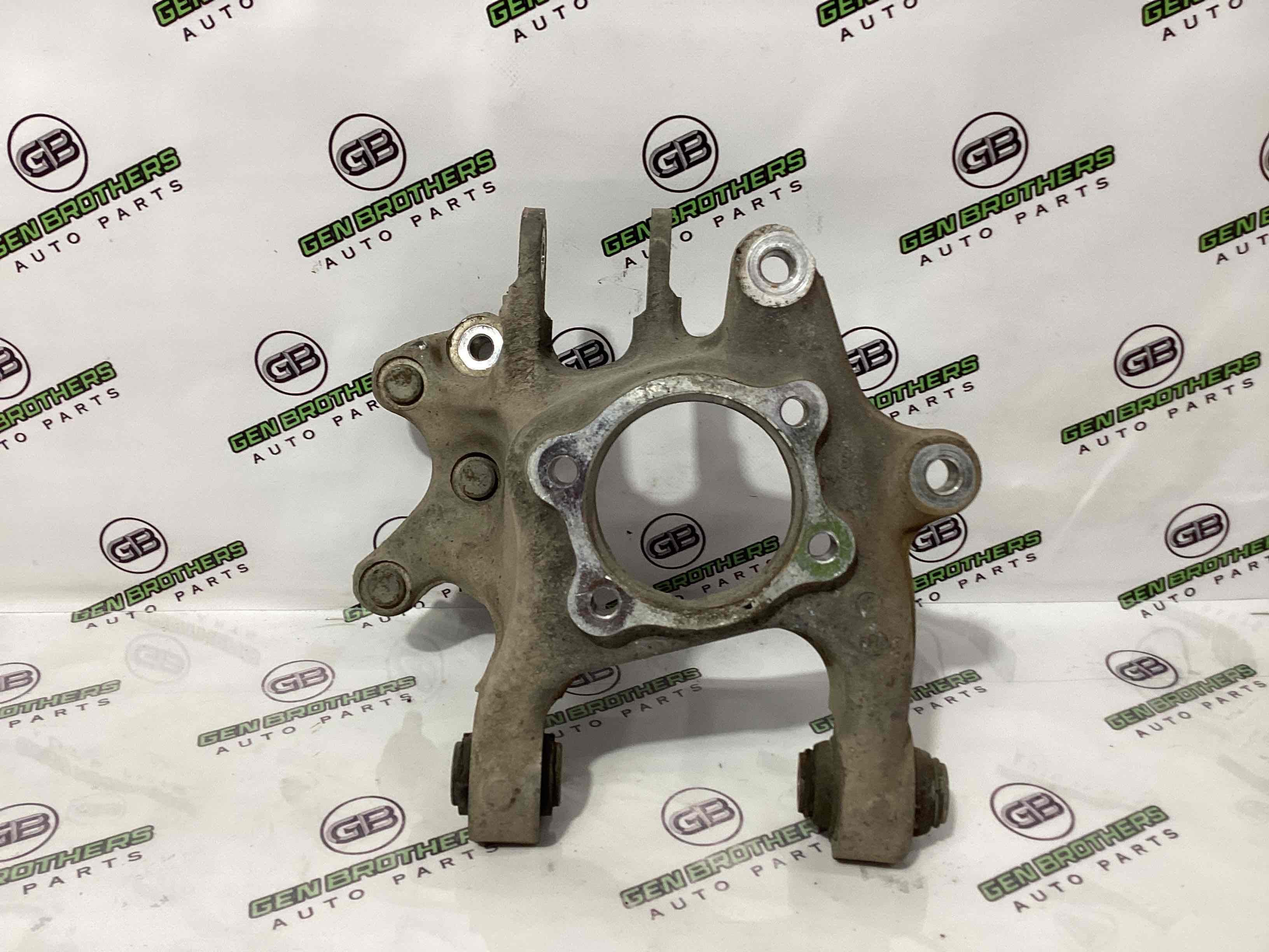 Кулак задній лівий