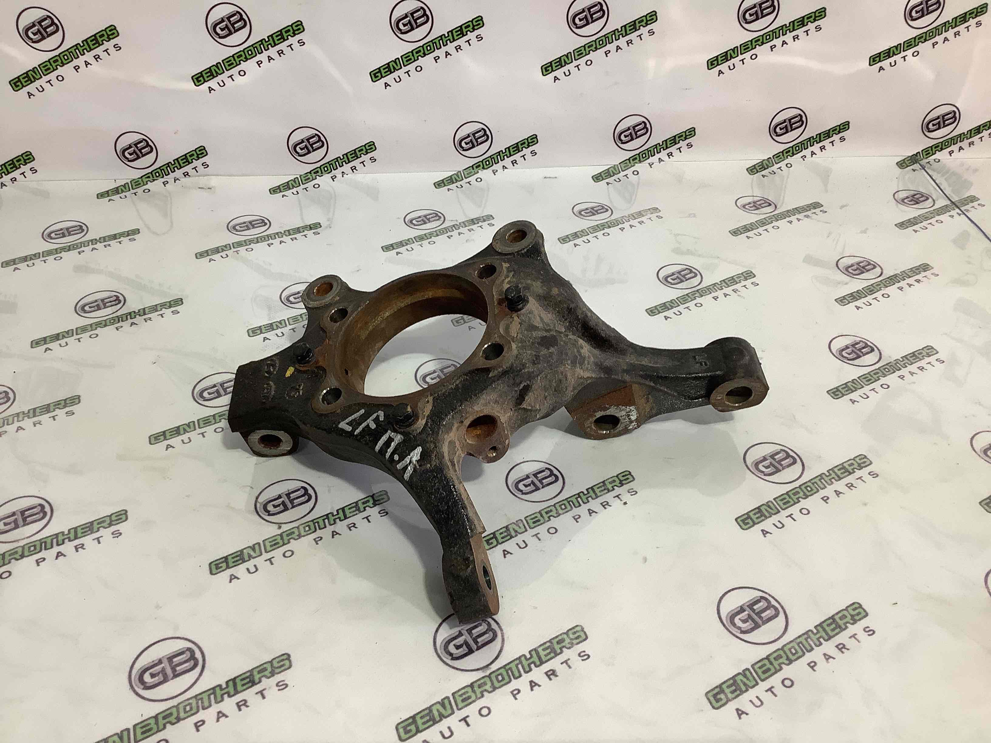 Кулак поворотний лівий