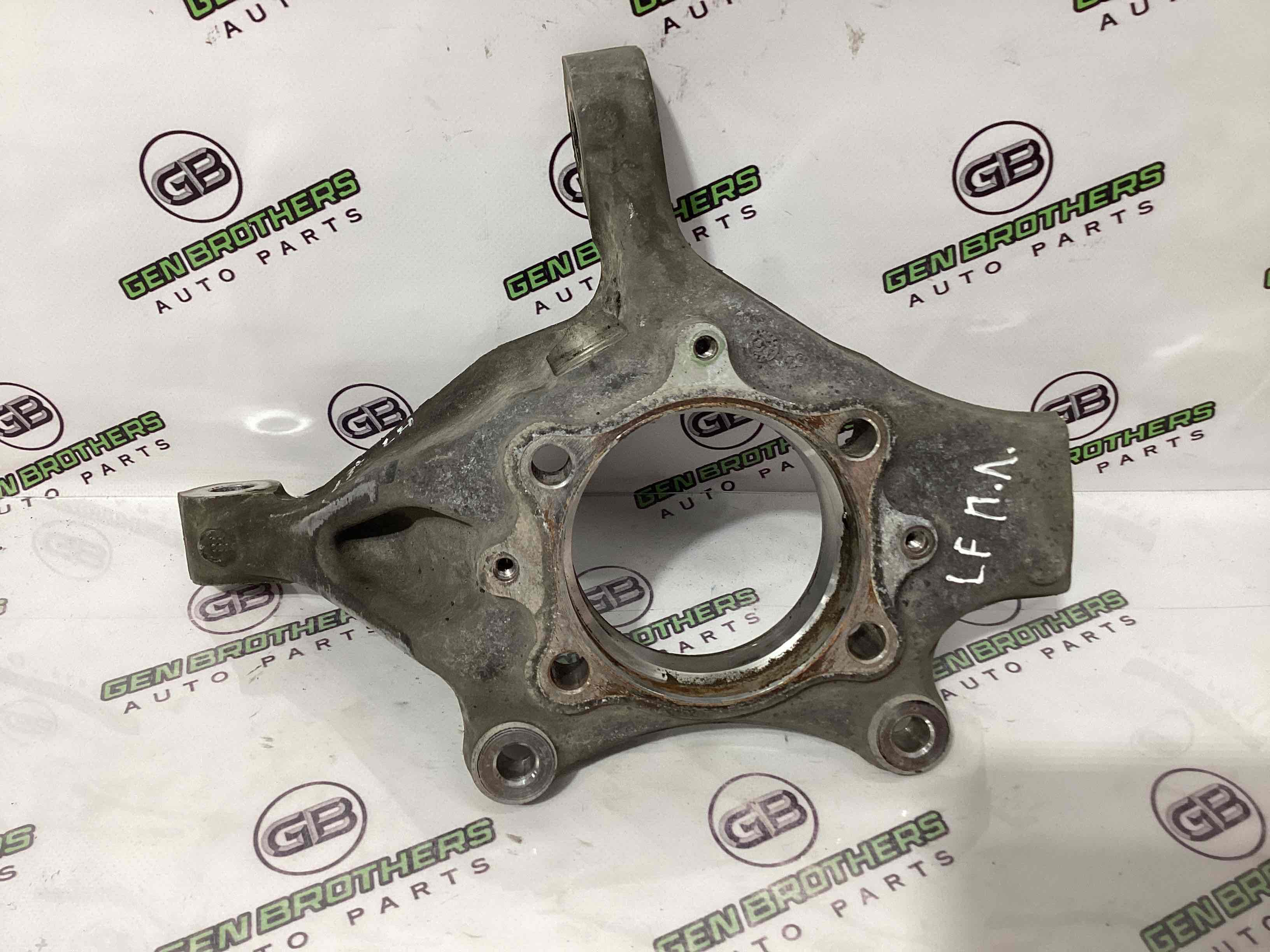 Кулак поворотний лівий