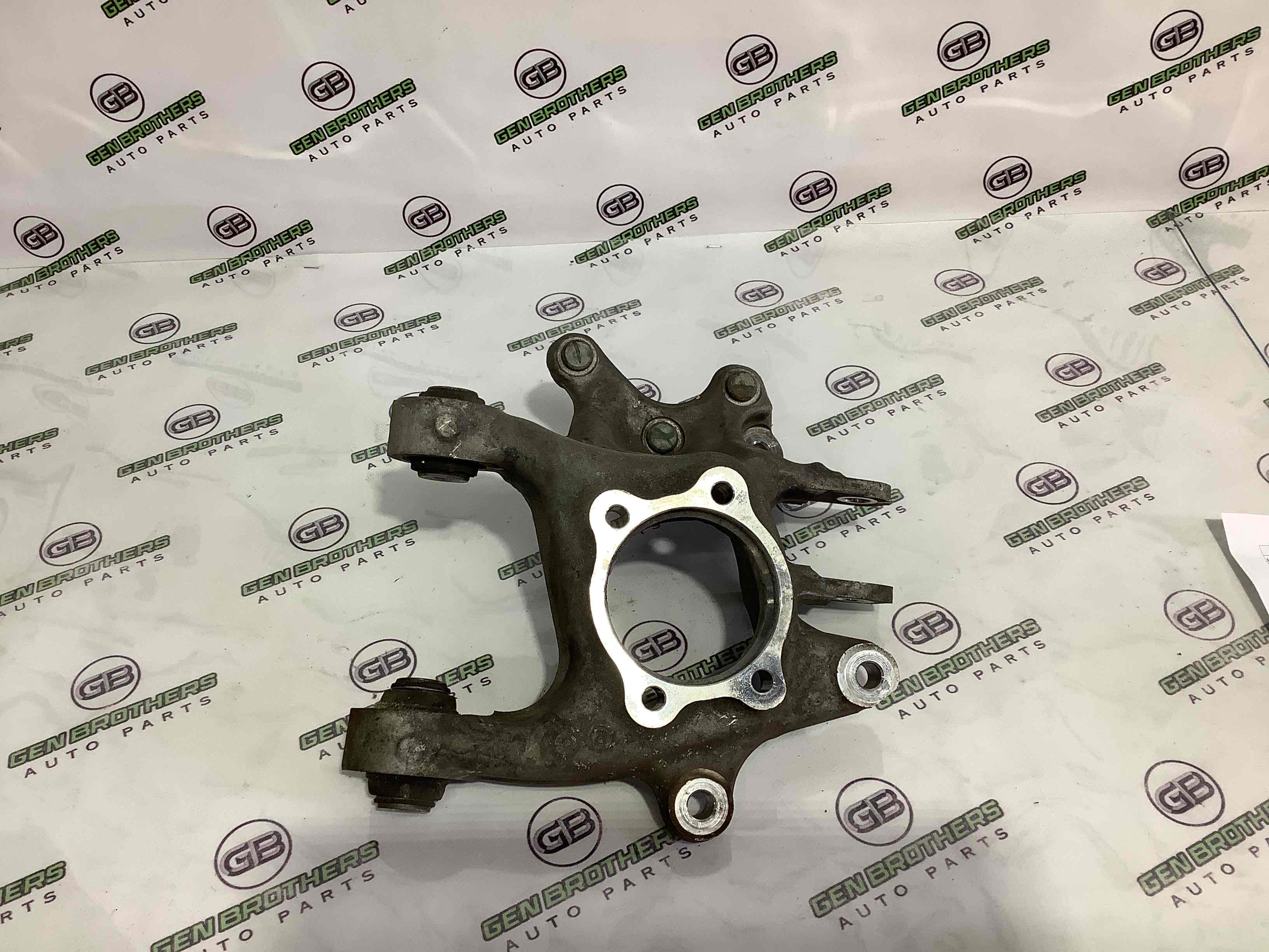 Кулак задній лівий