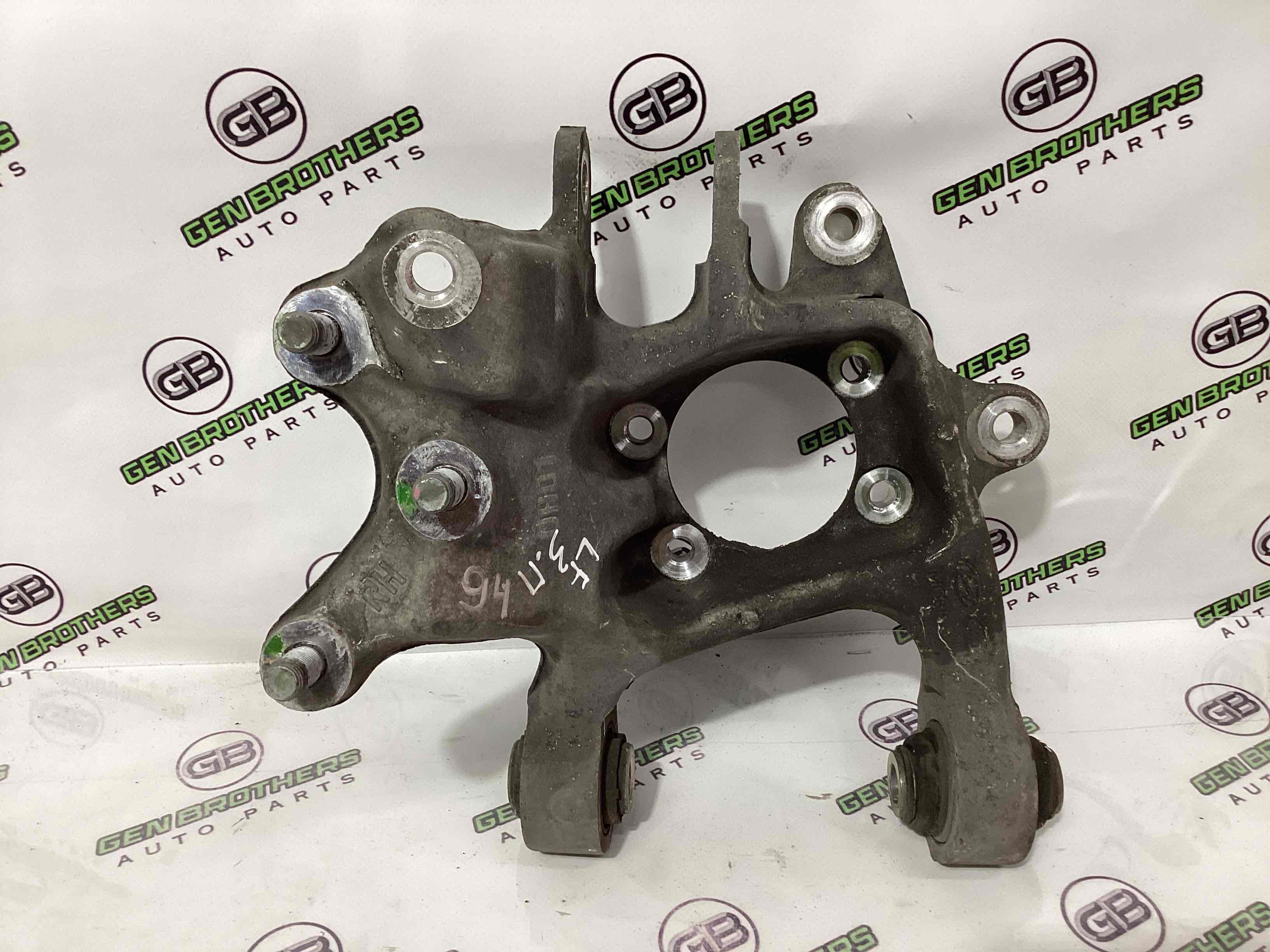 Кулак задній правий