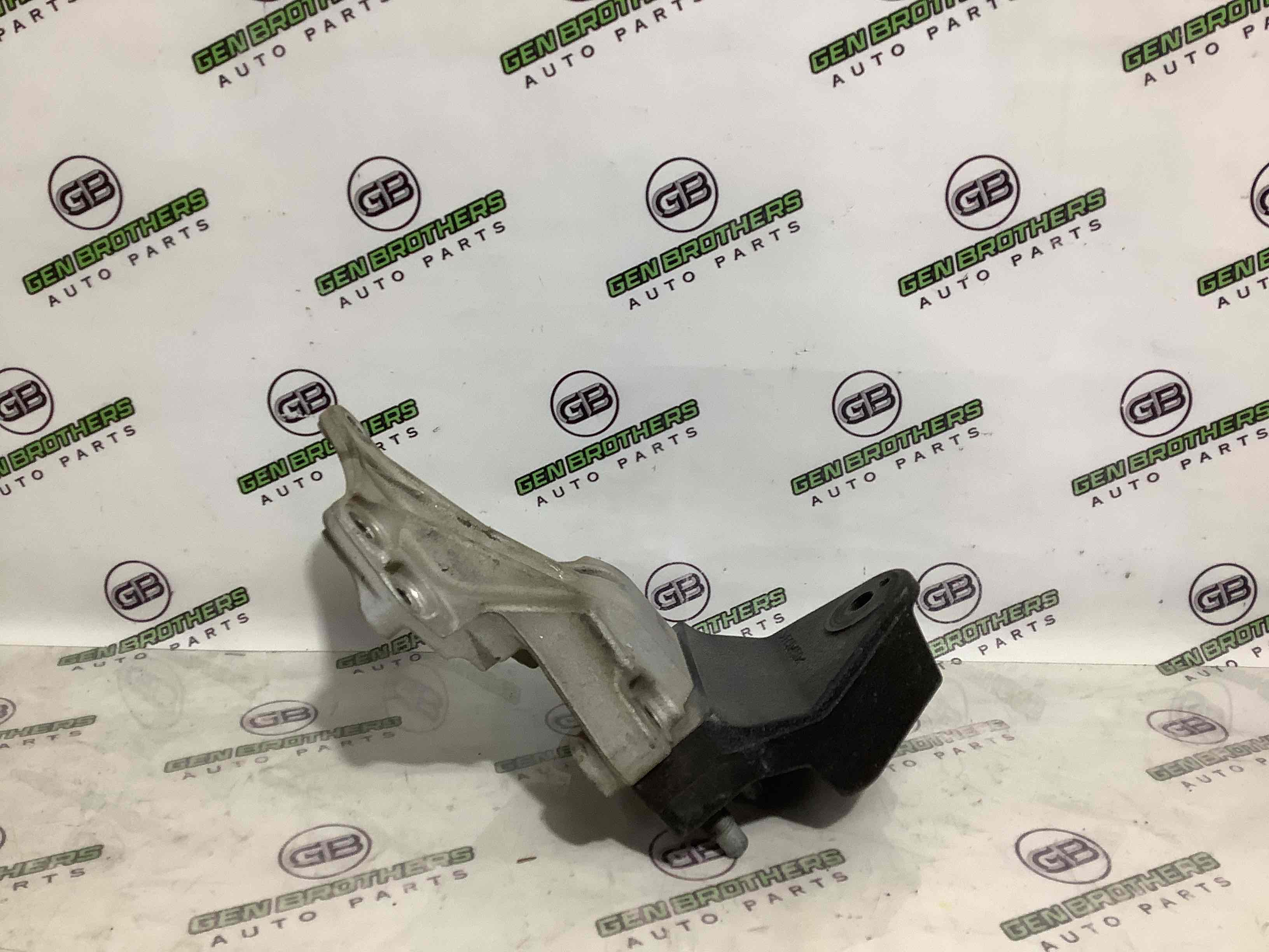 Кронштейн двигуна