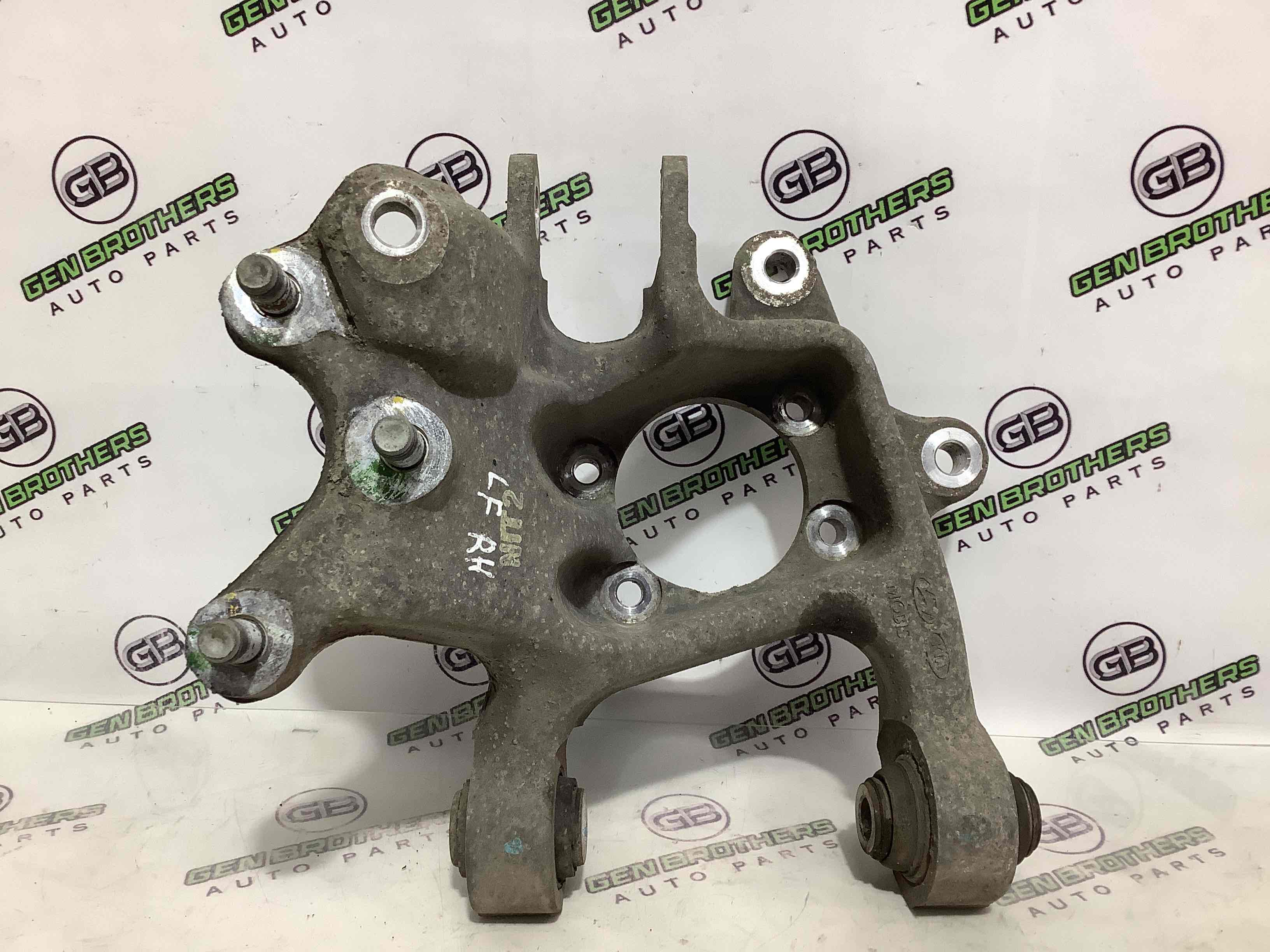 Кулак поворотний правий