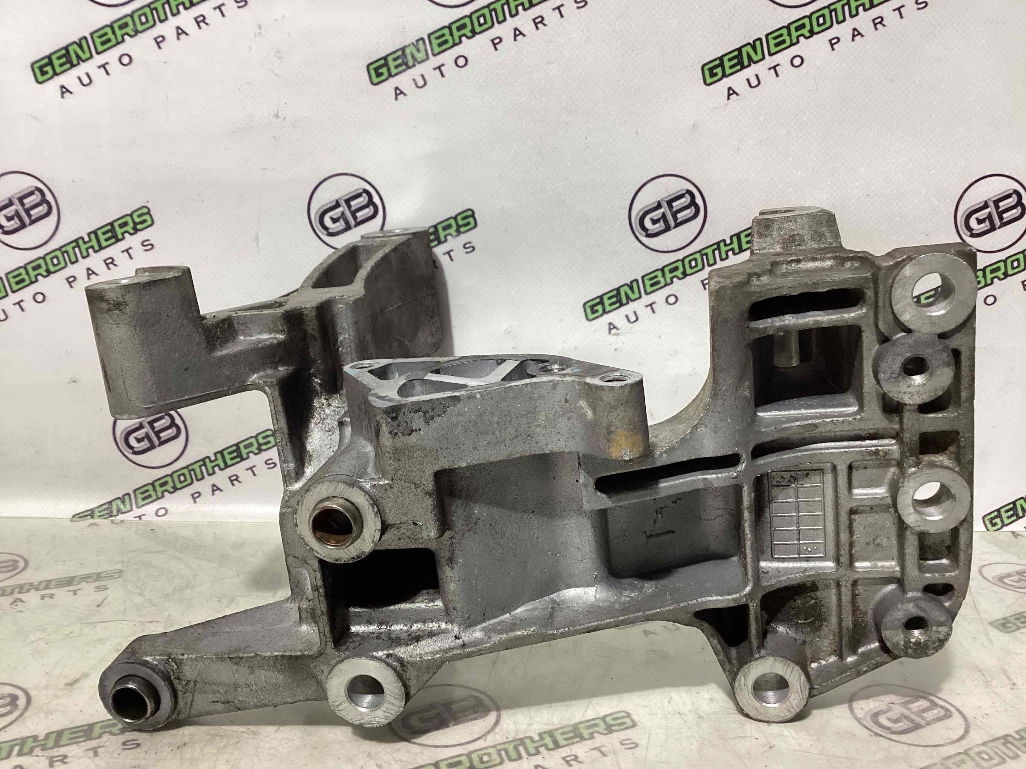 Генератор, кронштейн генератора