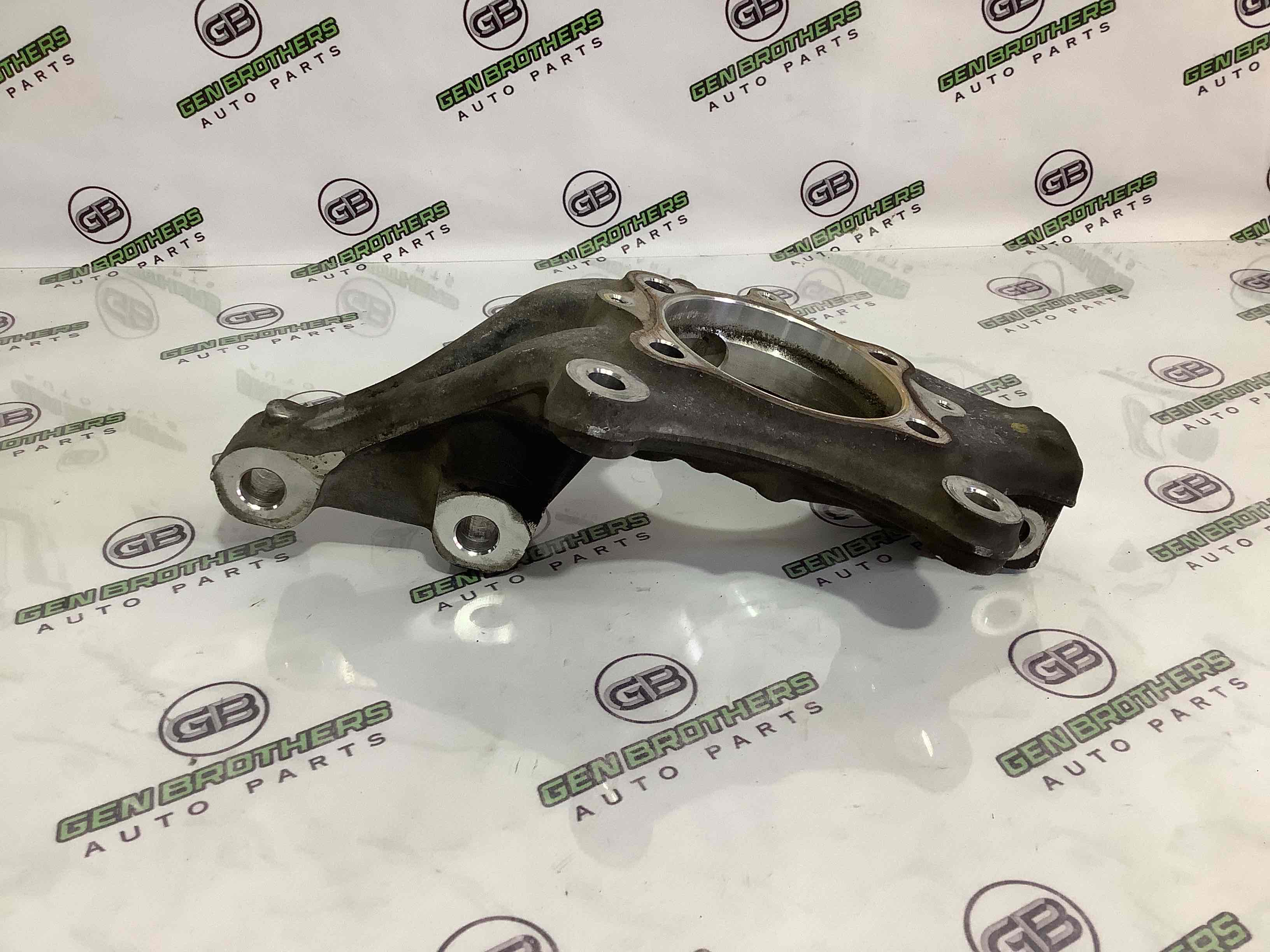 Кулак поворотний лівий