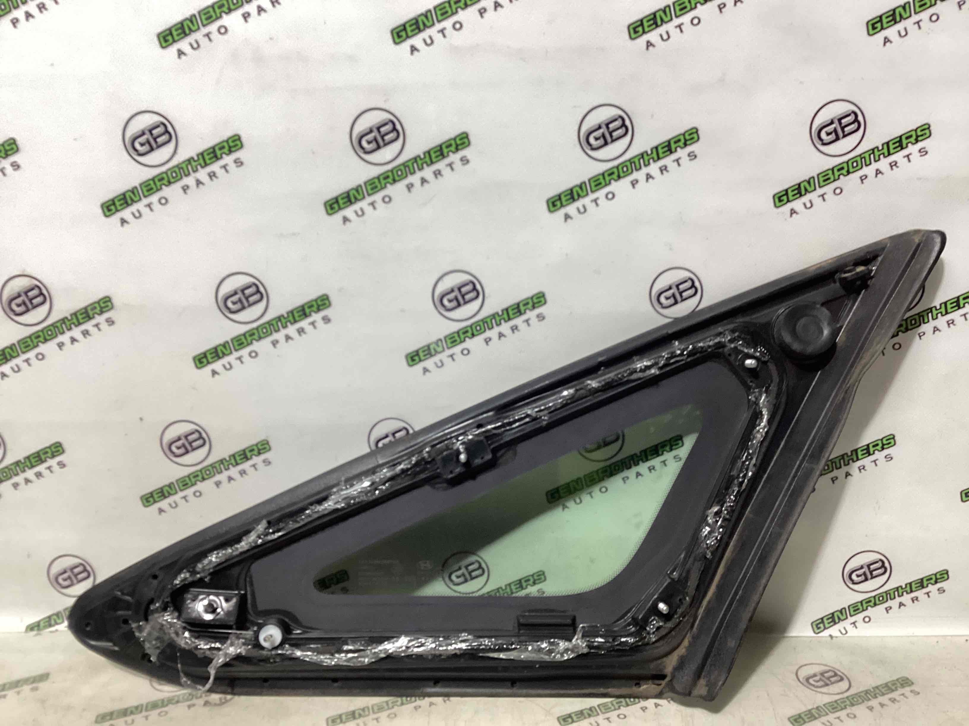 Скло кузовне бічне ліве