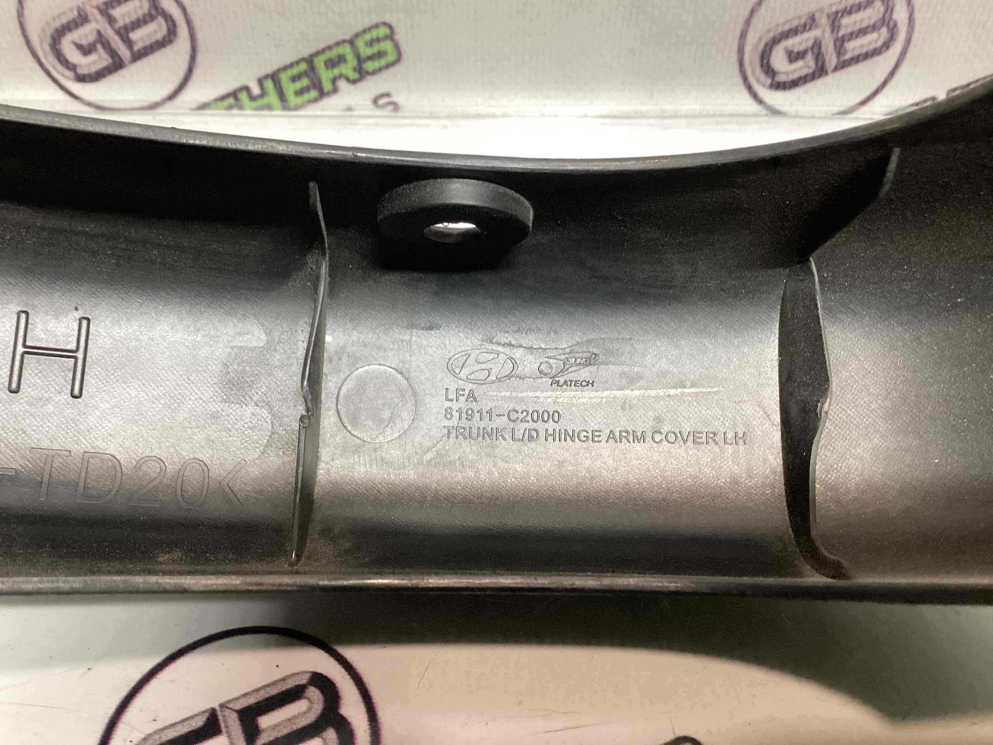 Накладка петлі кришки багажника