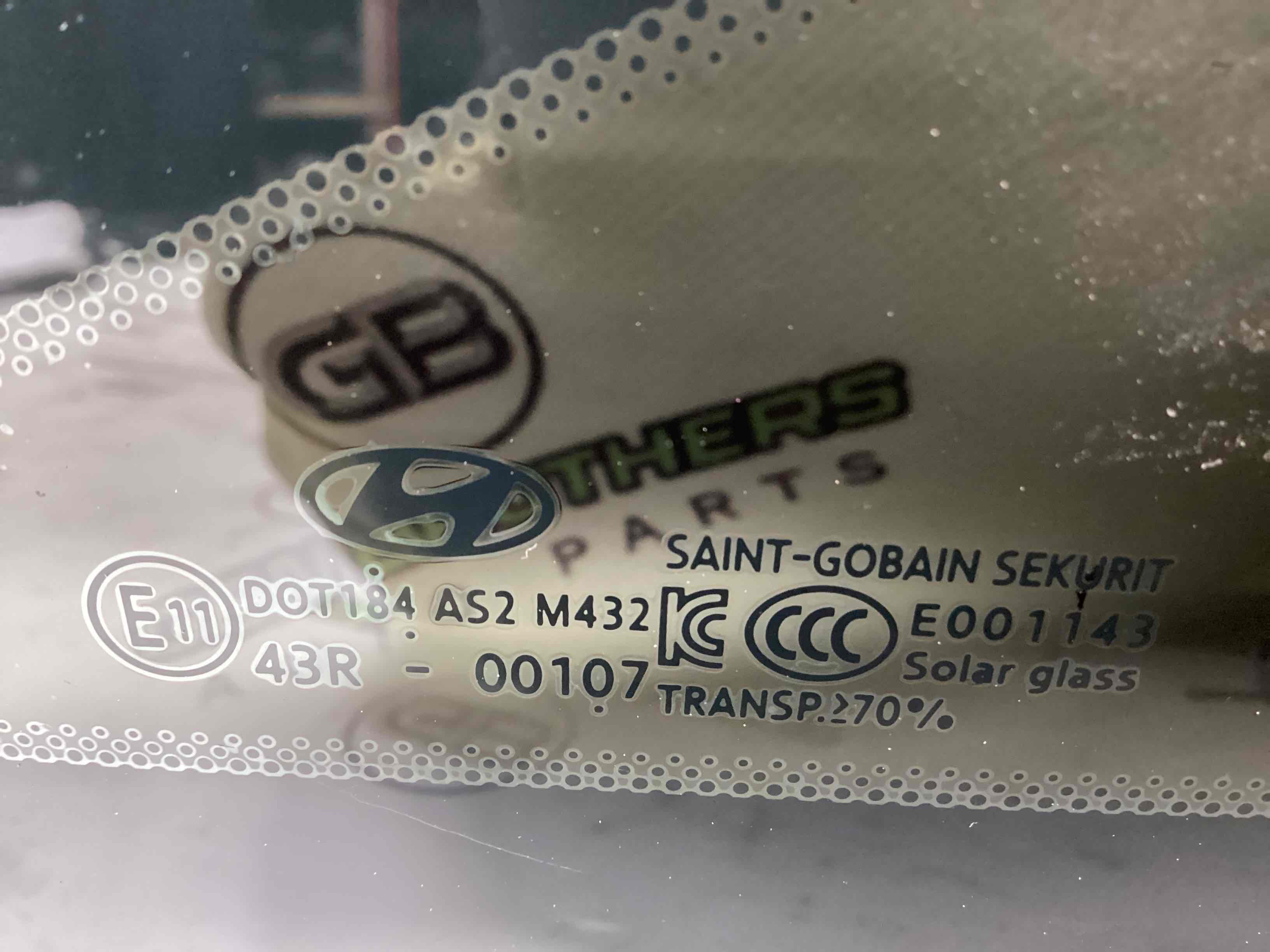 Скло кузовне бічне праве