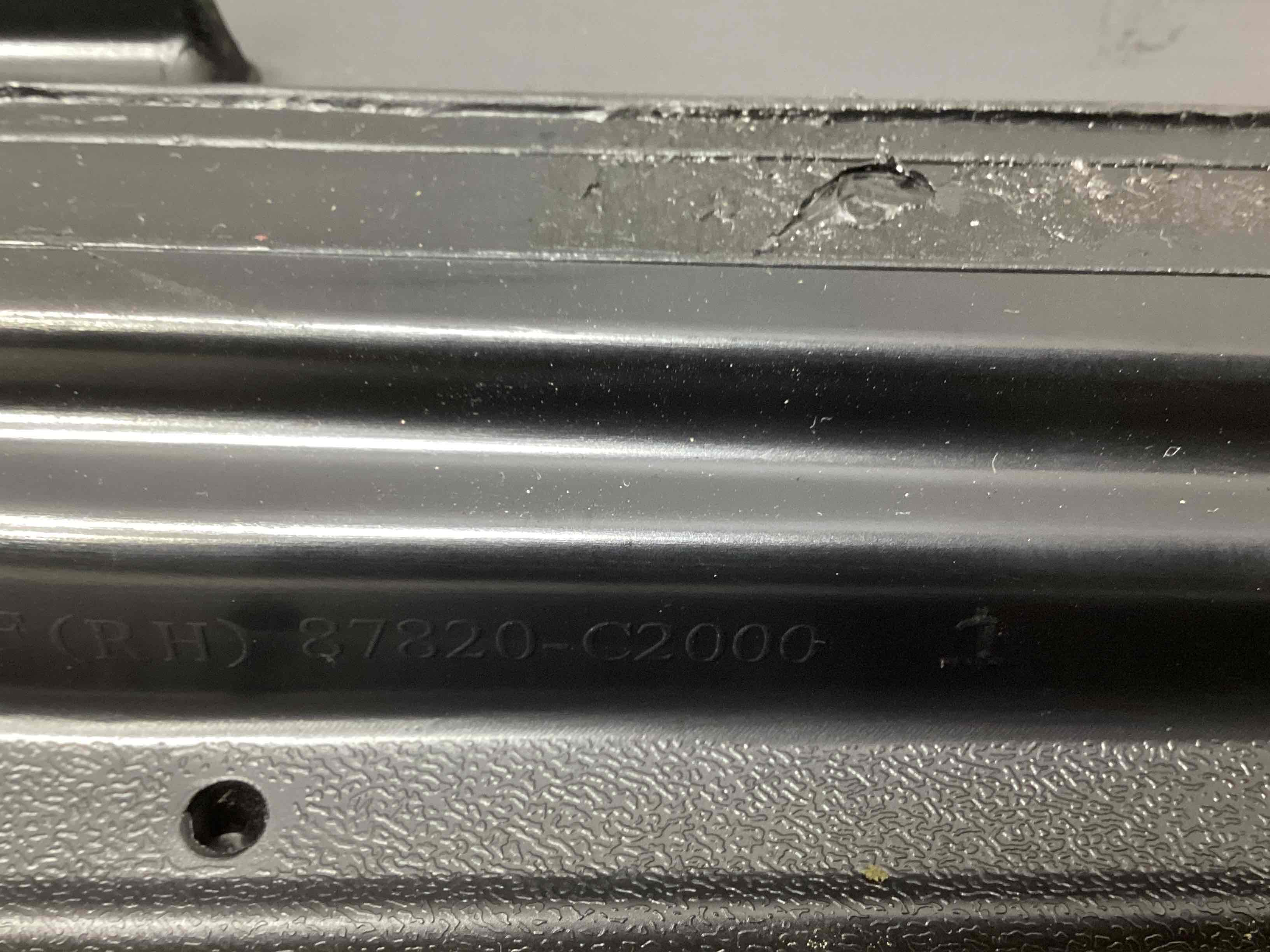 Скло кузовне бічне праве