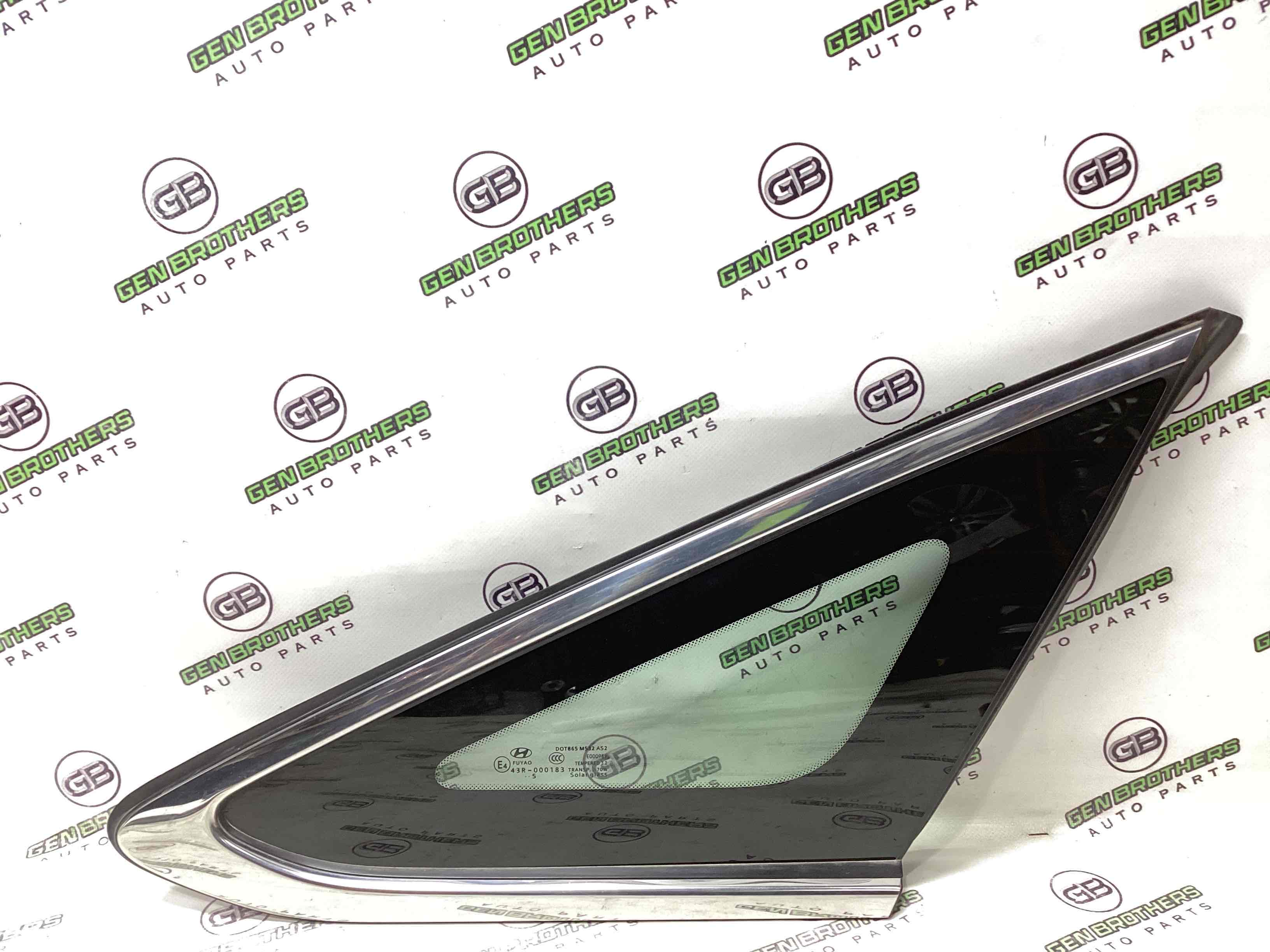 Скло кузовне бічне праве