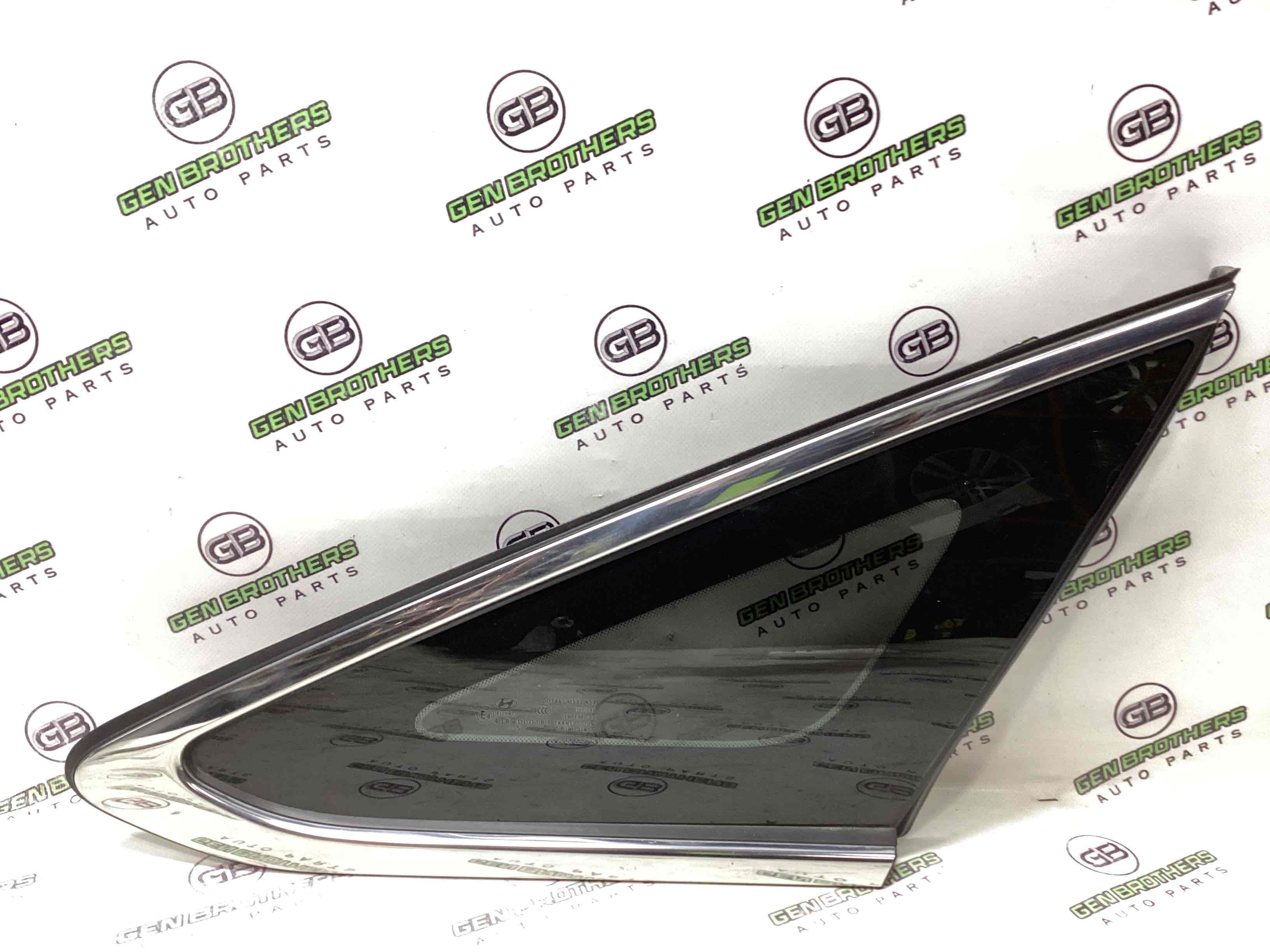 Скло кузовне бічне праве