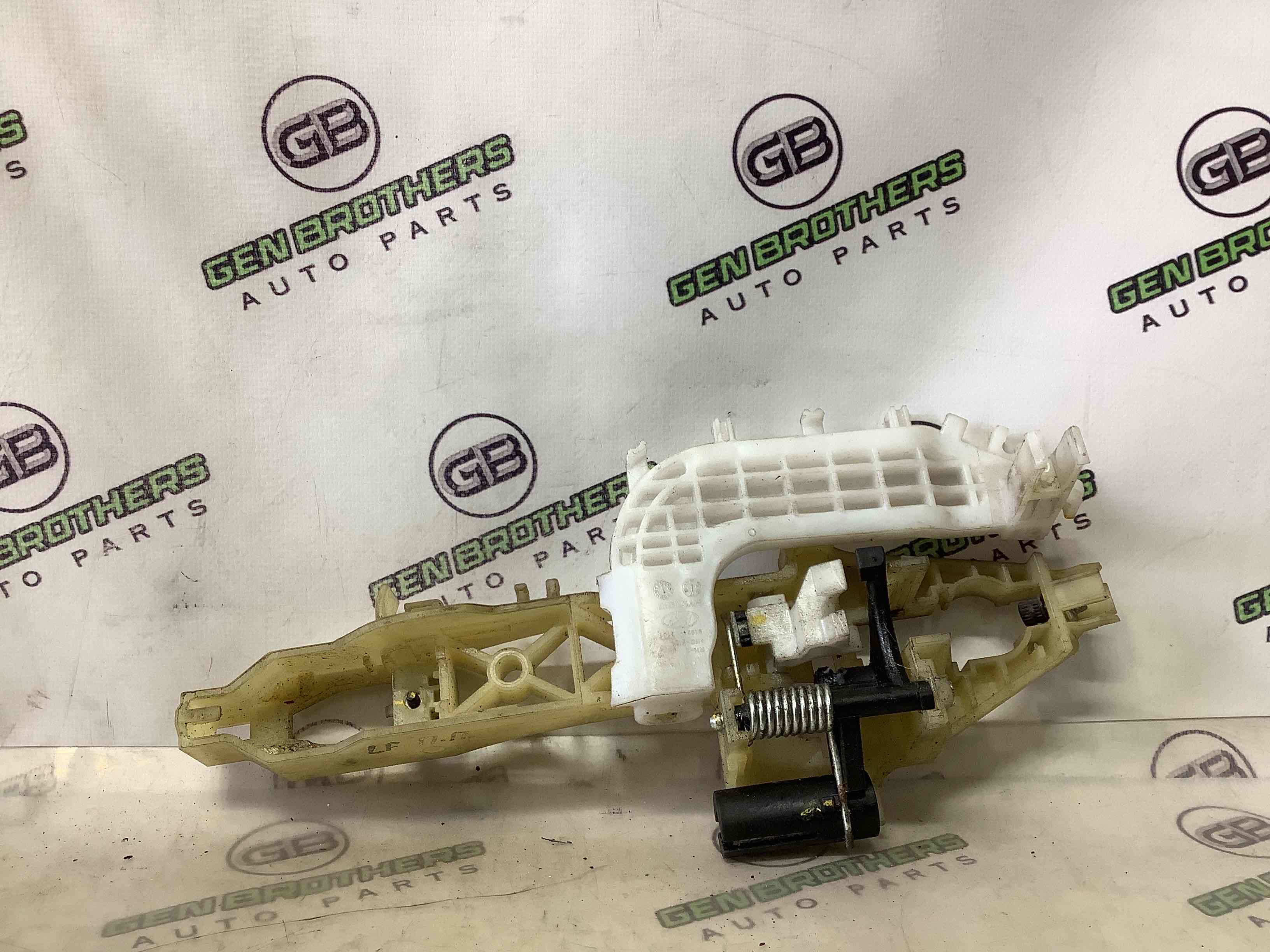 Кронштейн ручки дверей