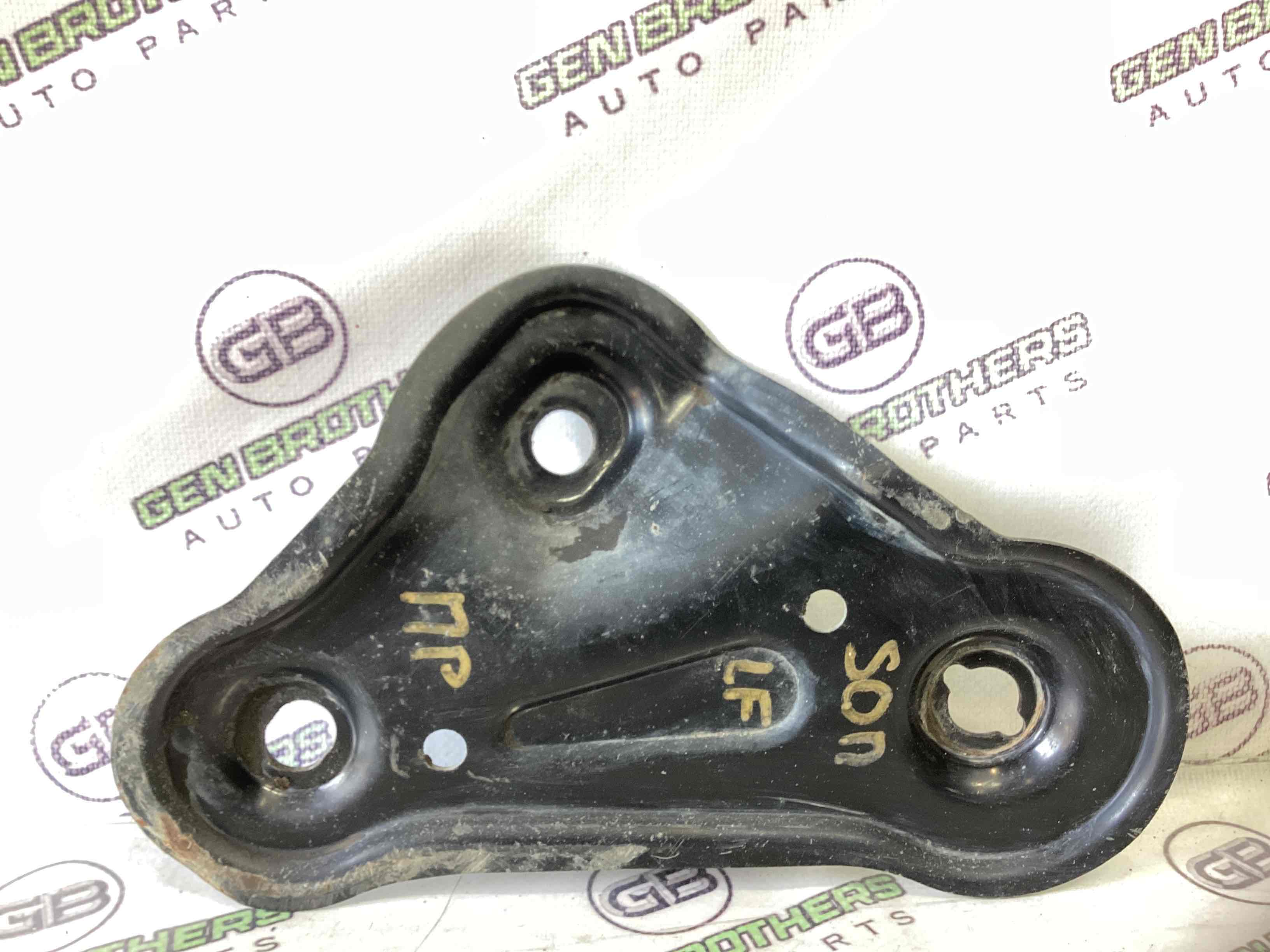 Кронштейн переднього підрамника