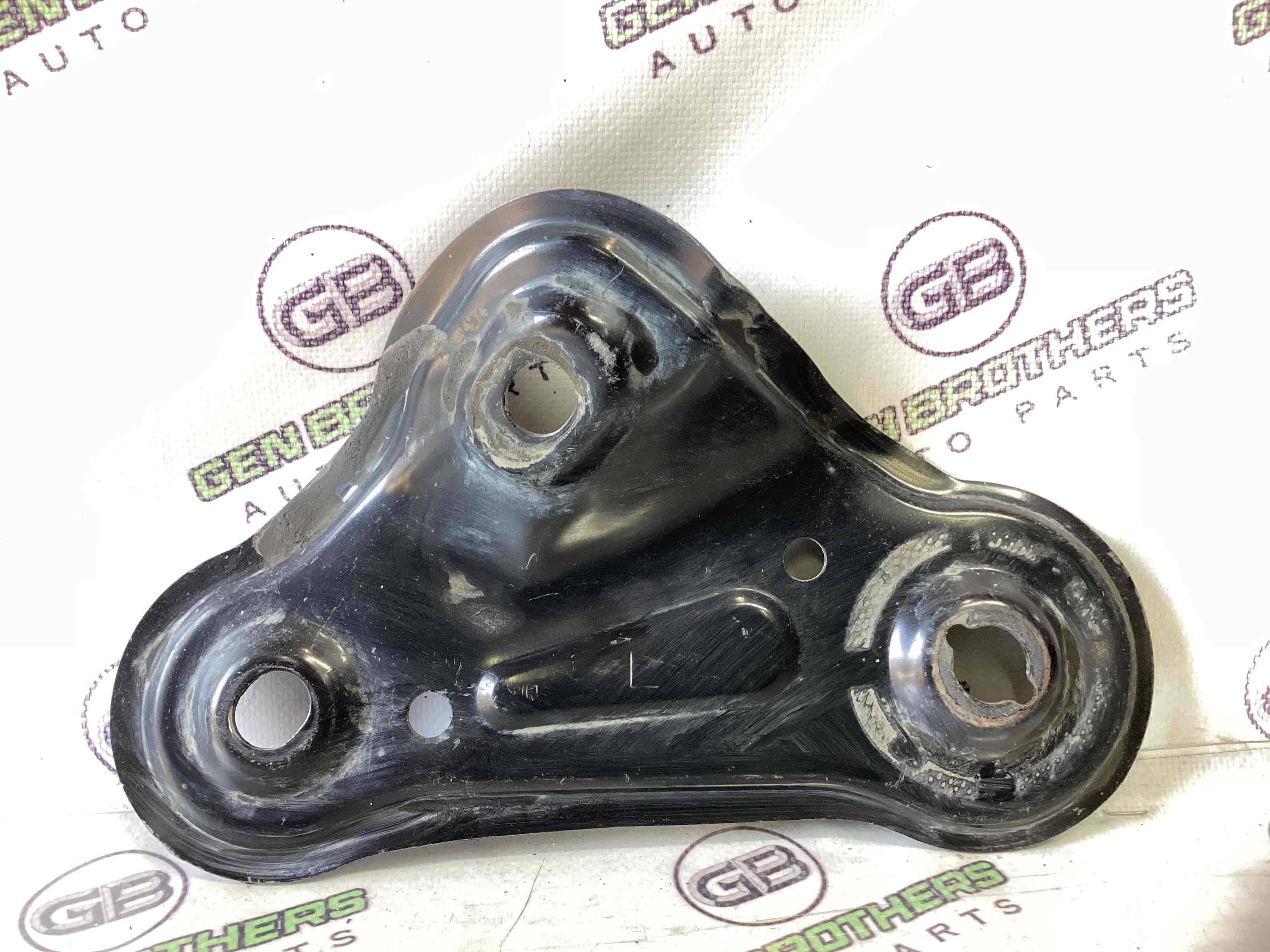 Кронштейн переднього підрамника