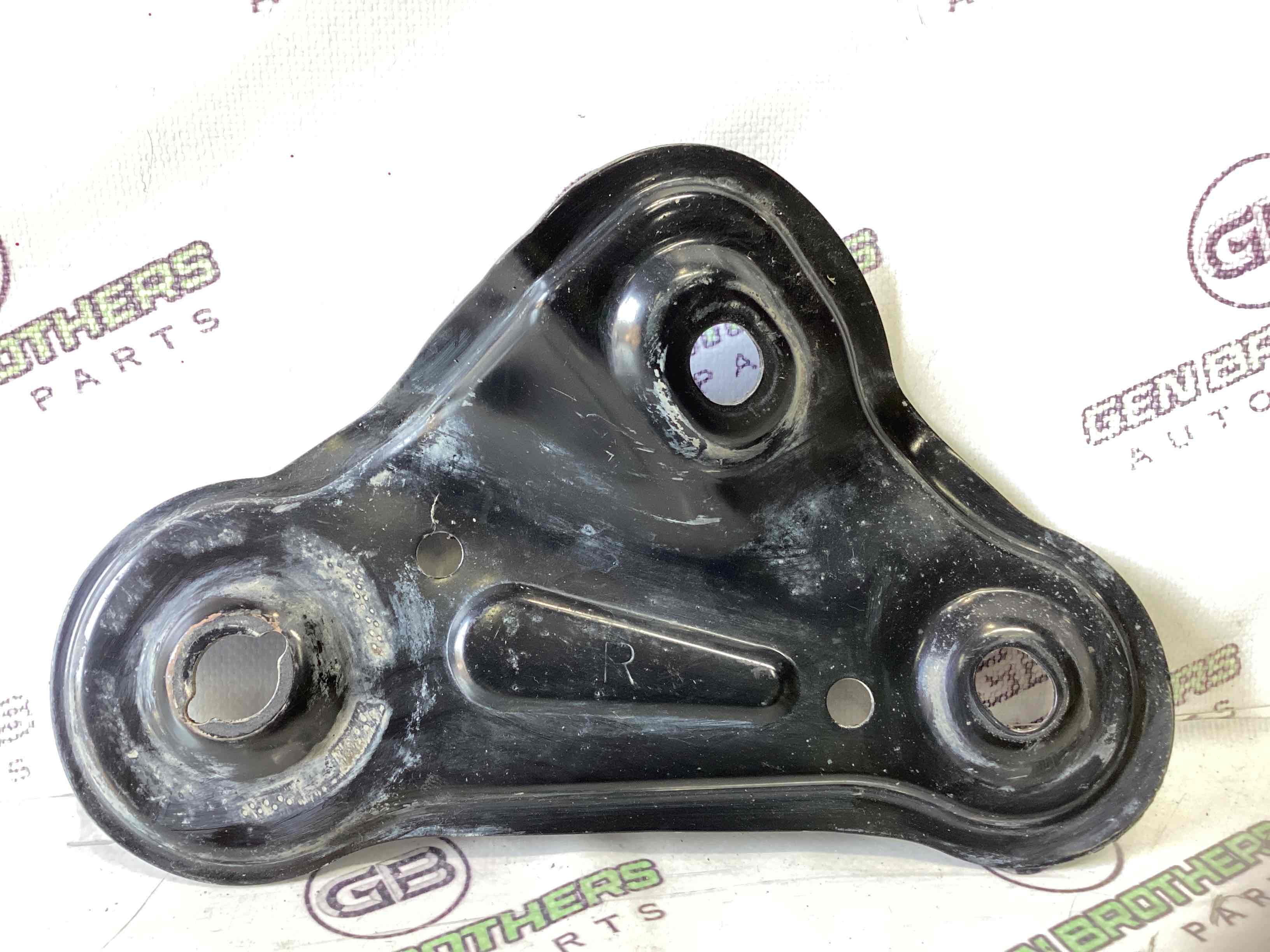 Кронштейн переднього підрамника