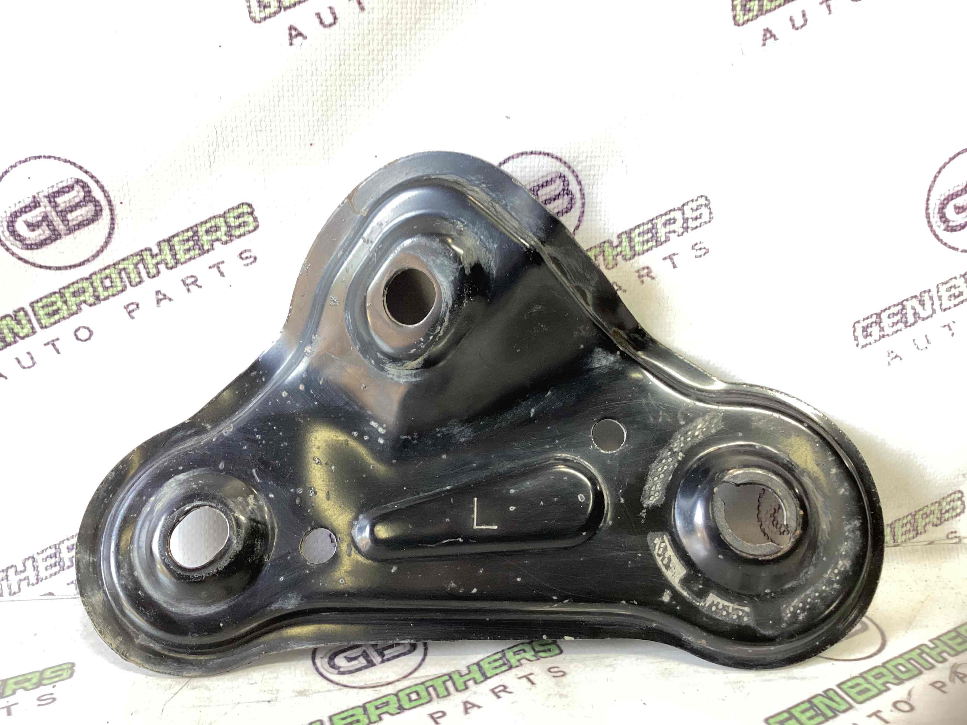 Кронштейн переднього підрамника