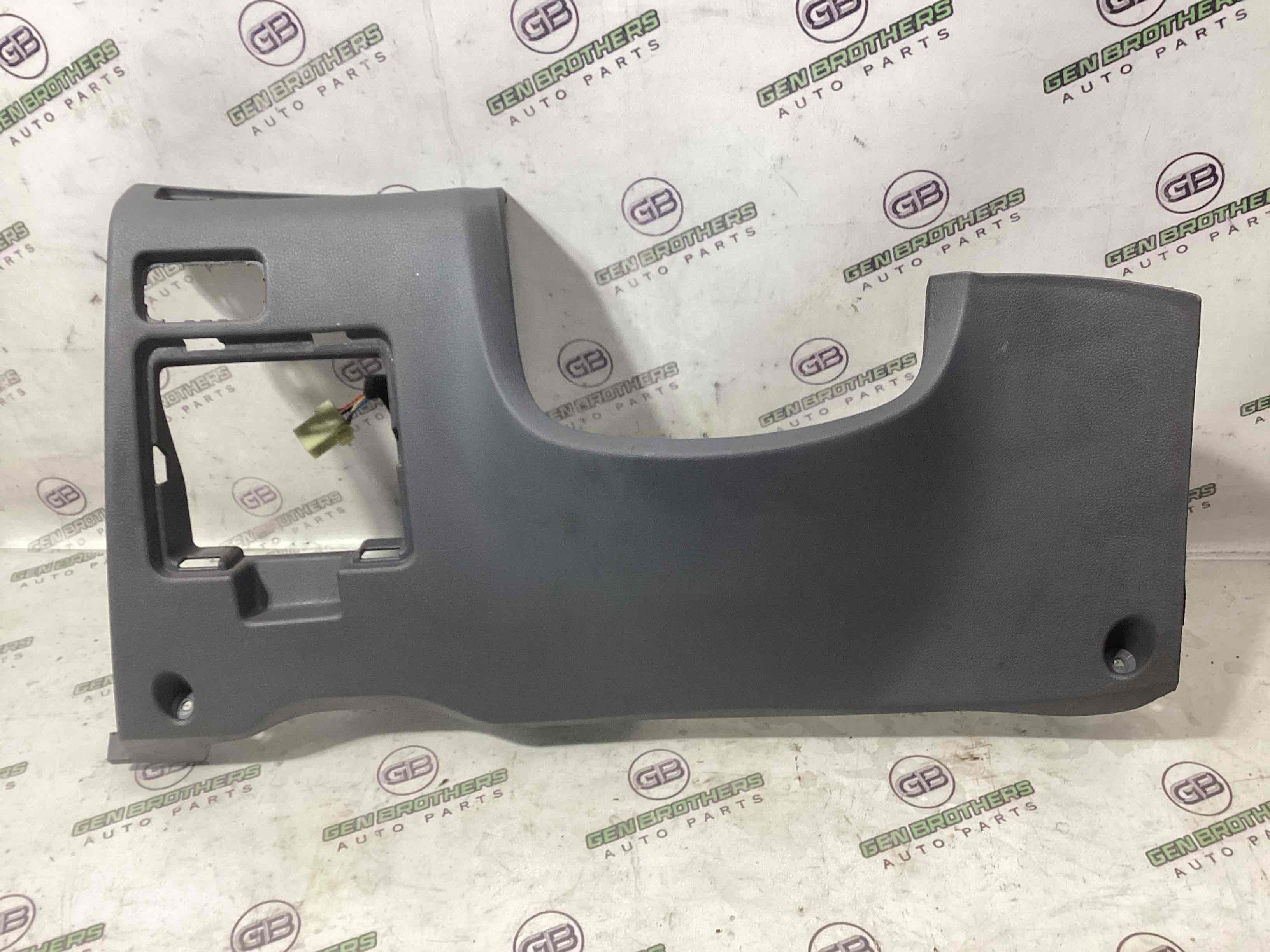 Обшивка панелі приладів торпедо