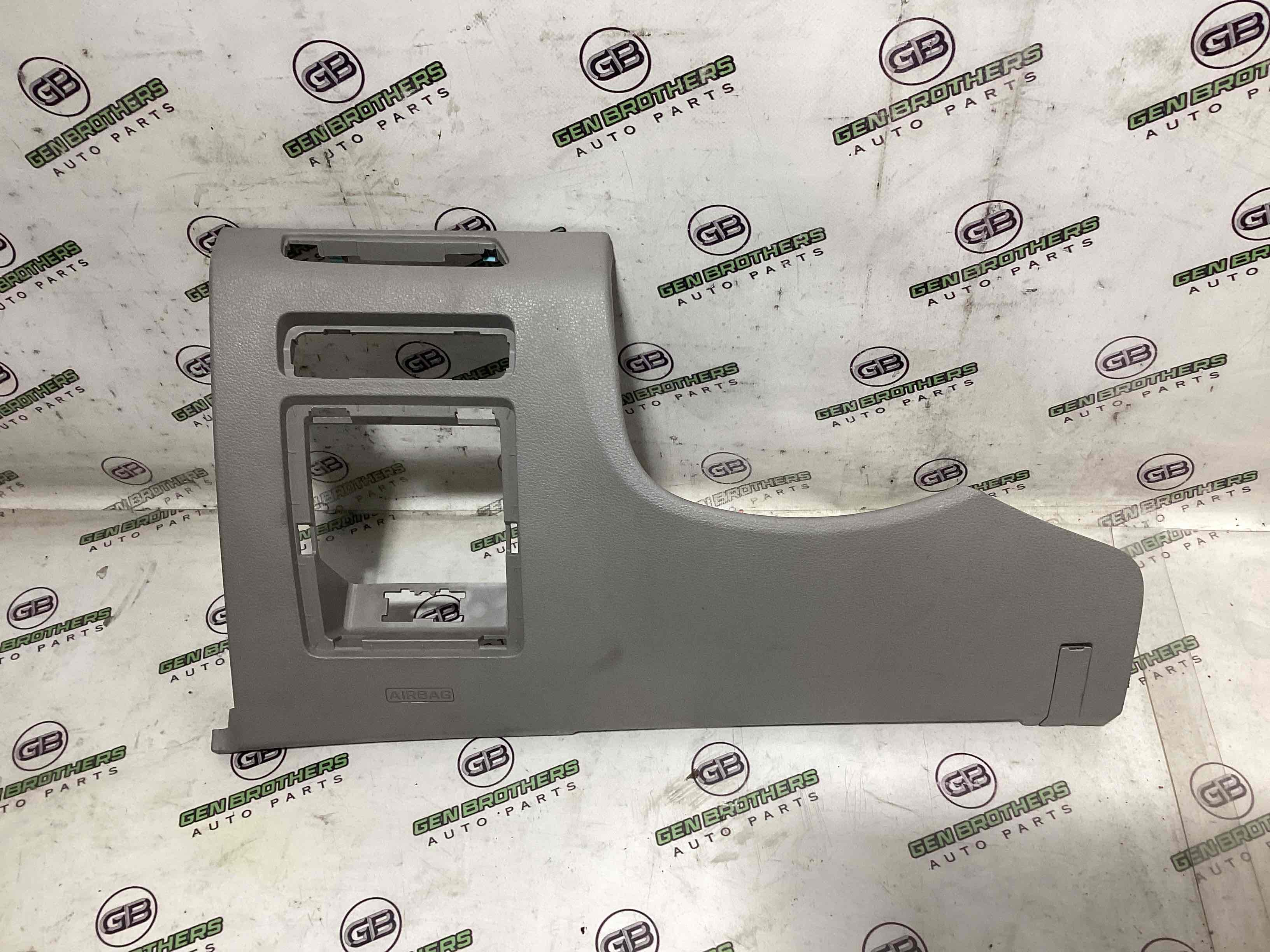 Обшивка панелі приладів торпедо