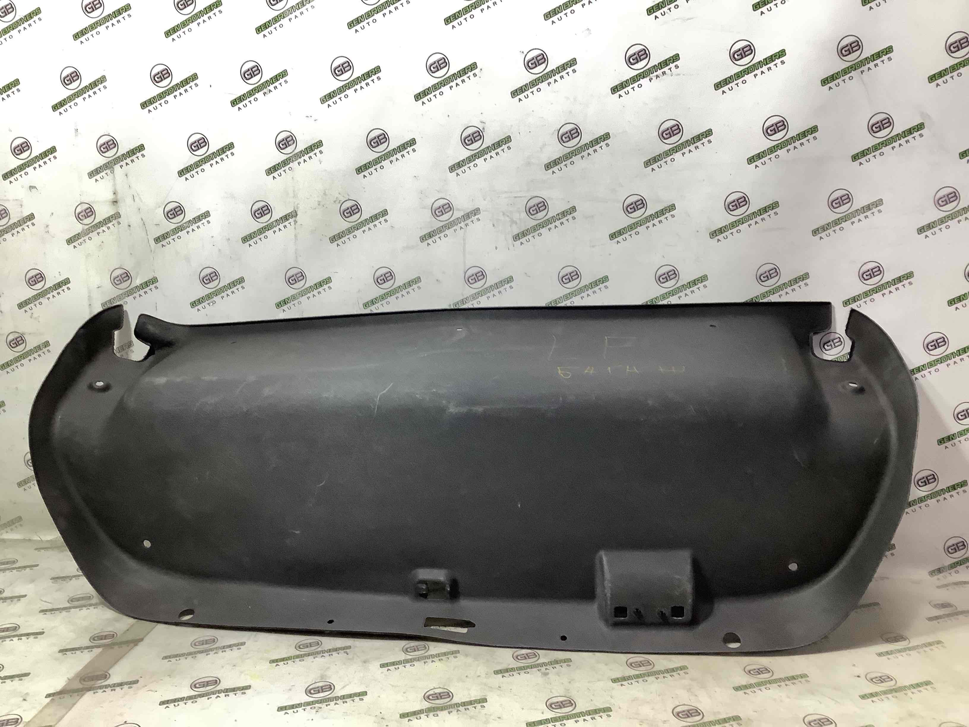 Обшивка кришки багажника