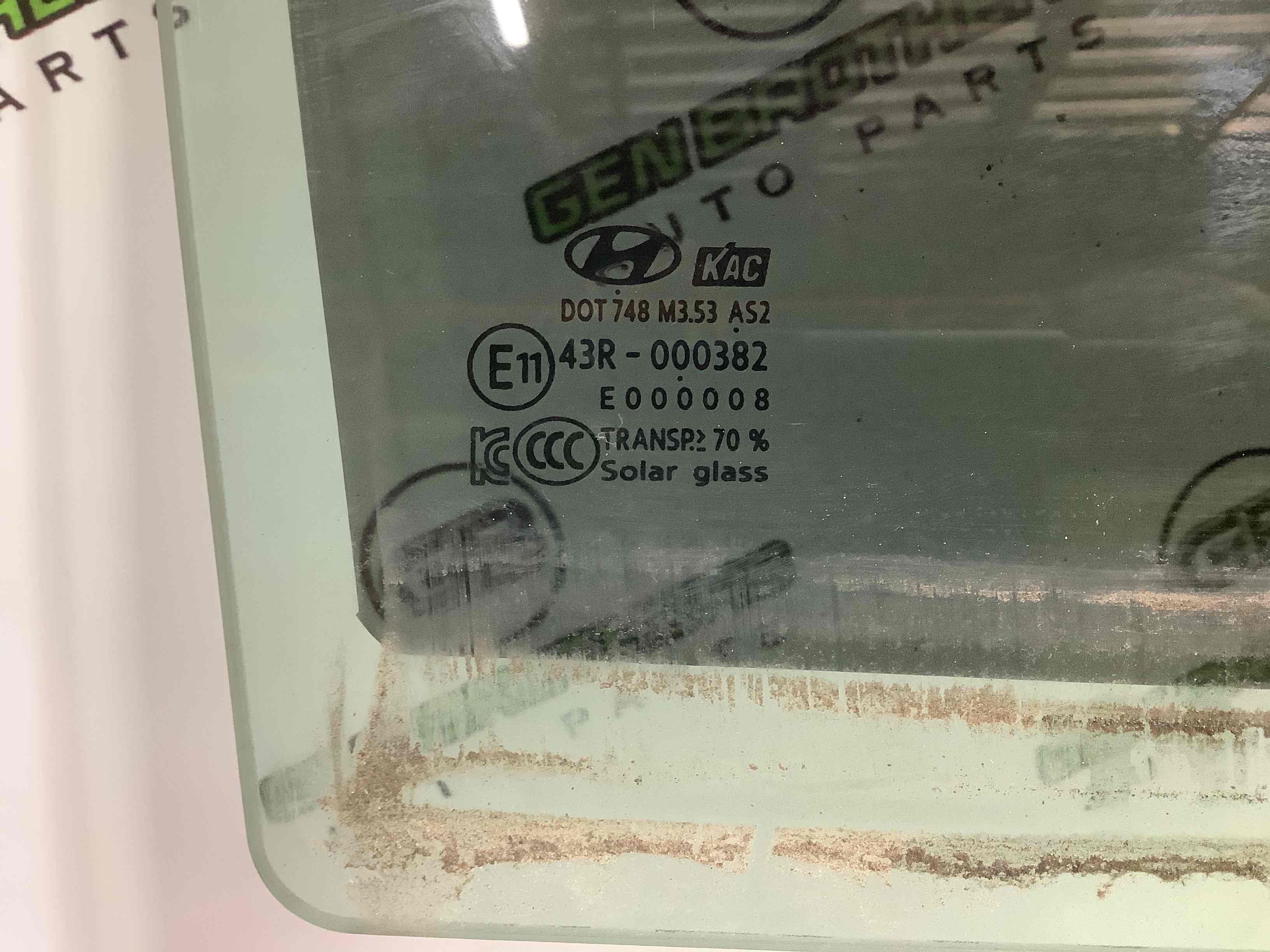 Скло заднє праве