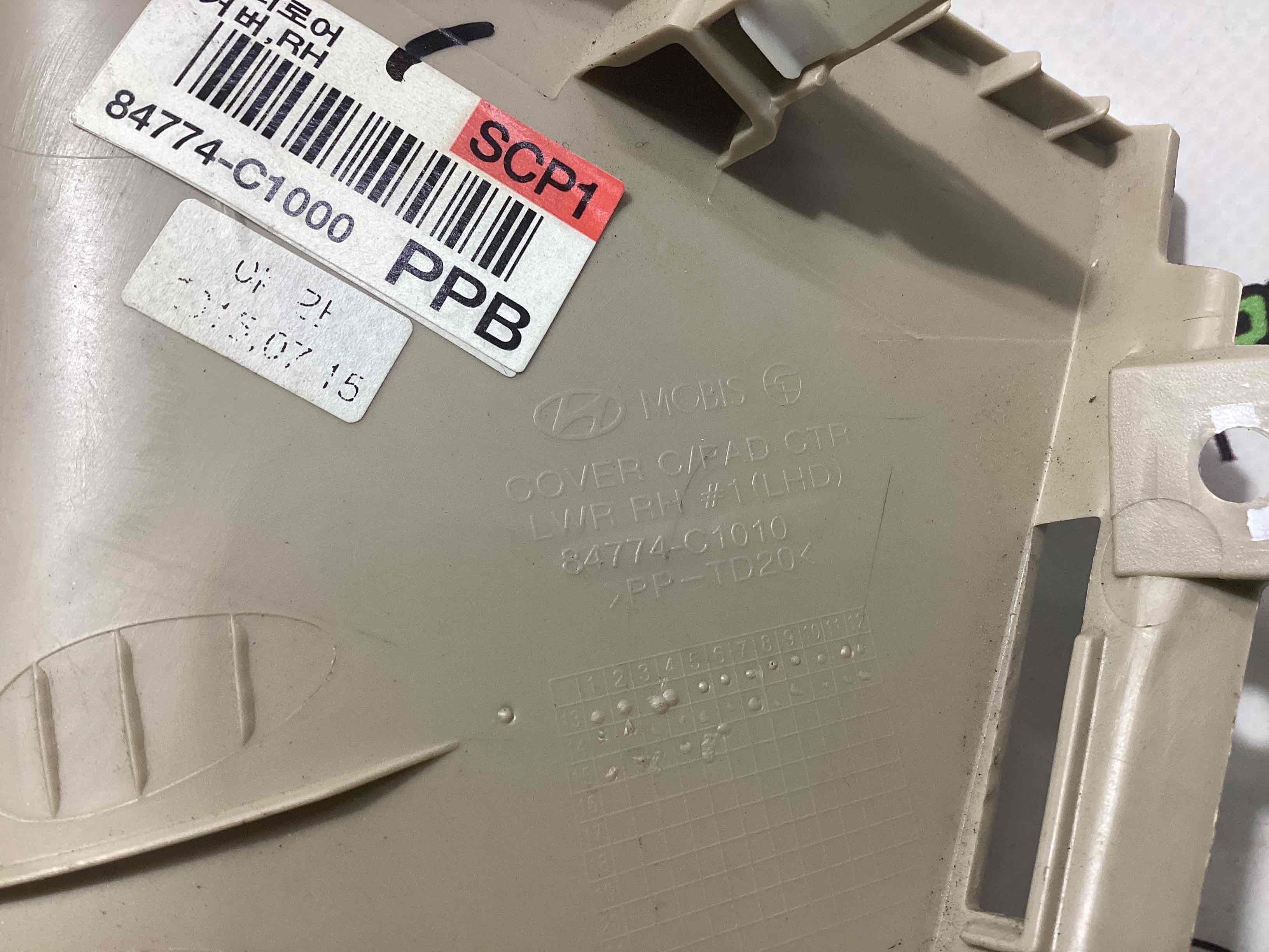 Обшивка панелі приладів торпедо