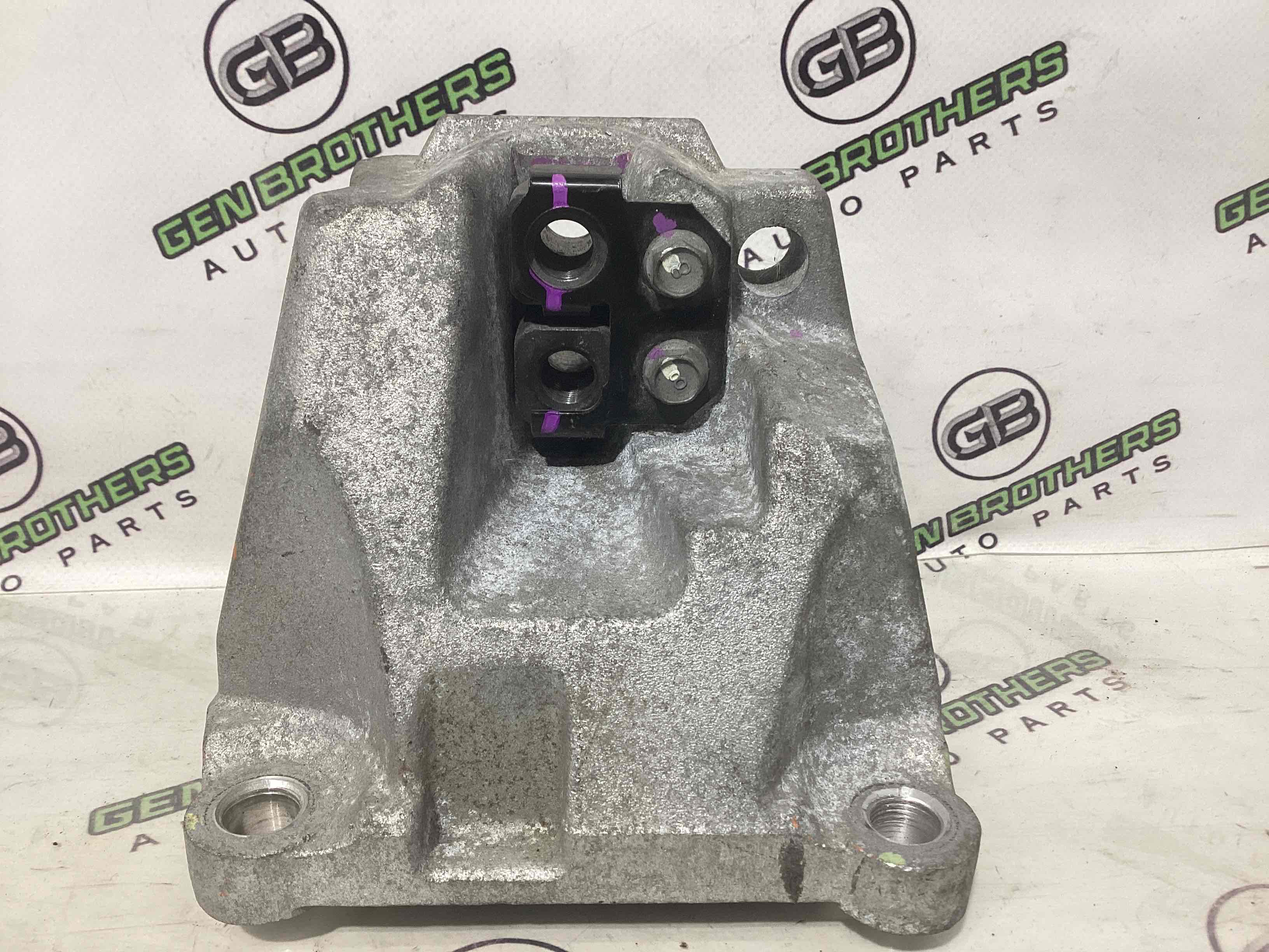 Кронштейн двигуна