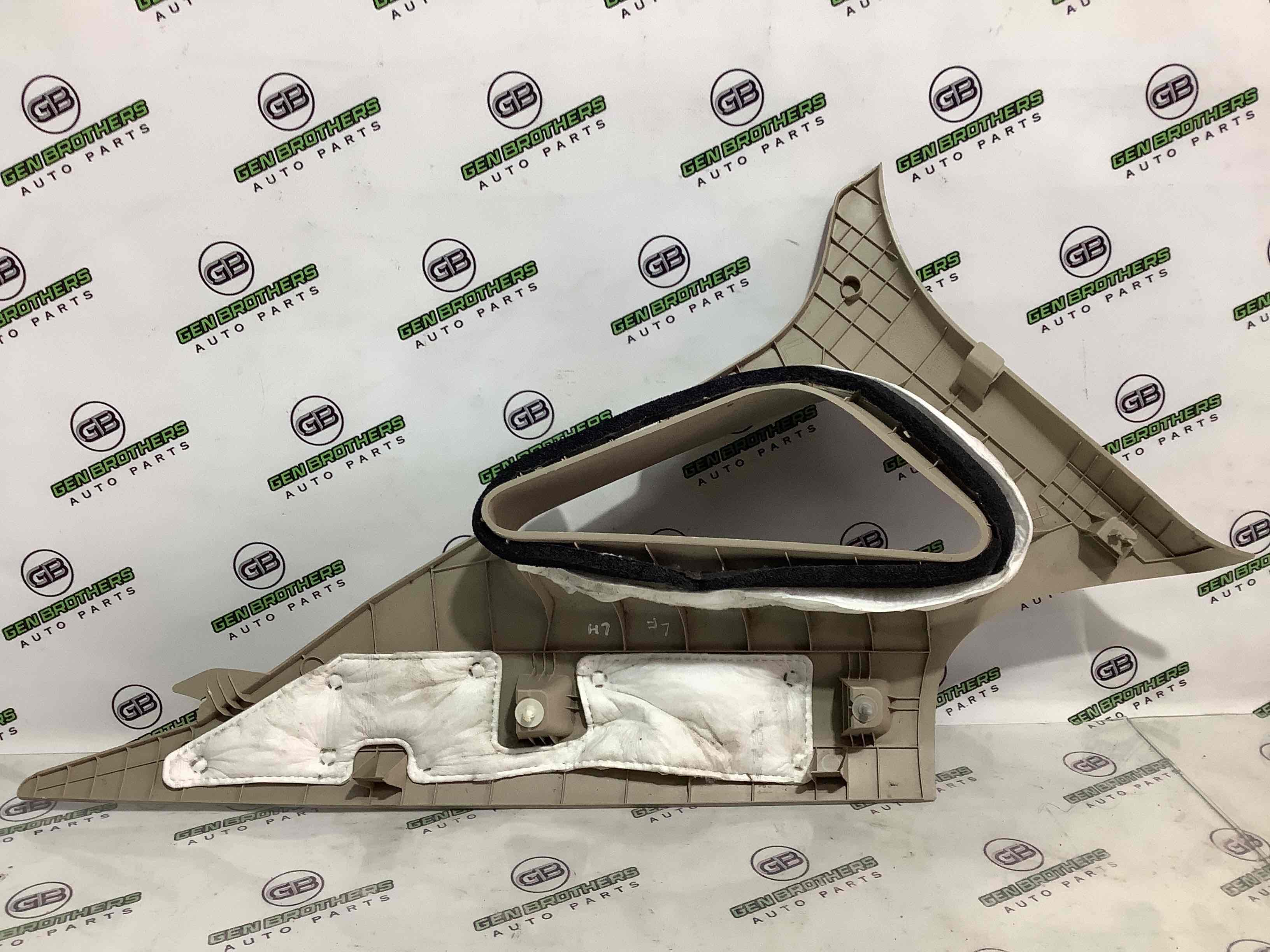 Обшивка задньої стійки ліва