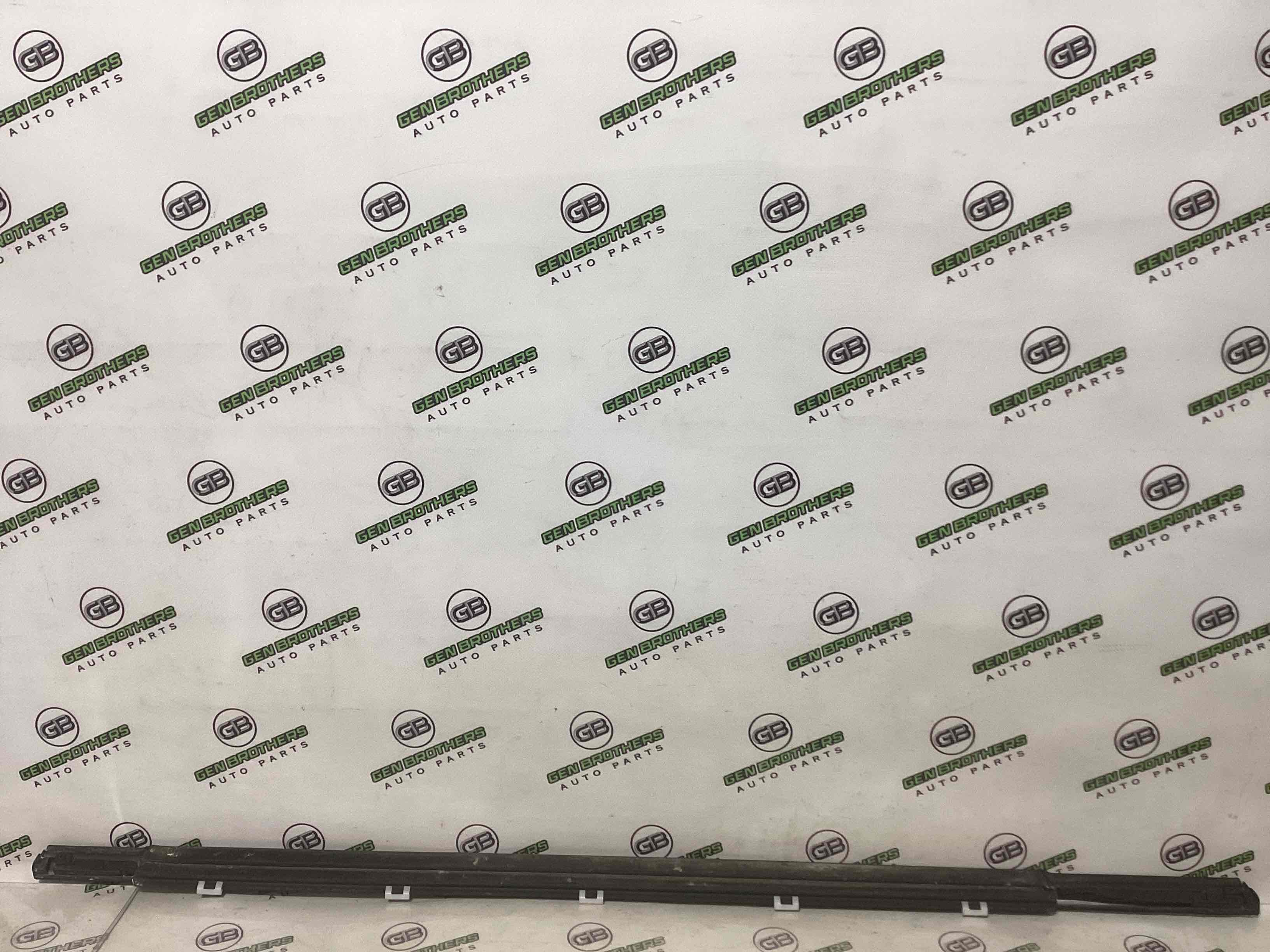 Молдинг двері задньої правої