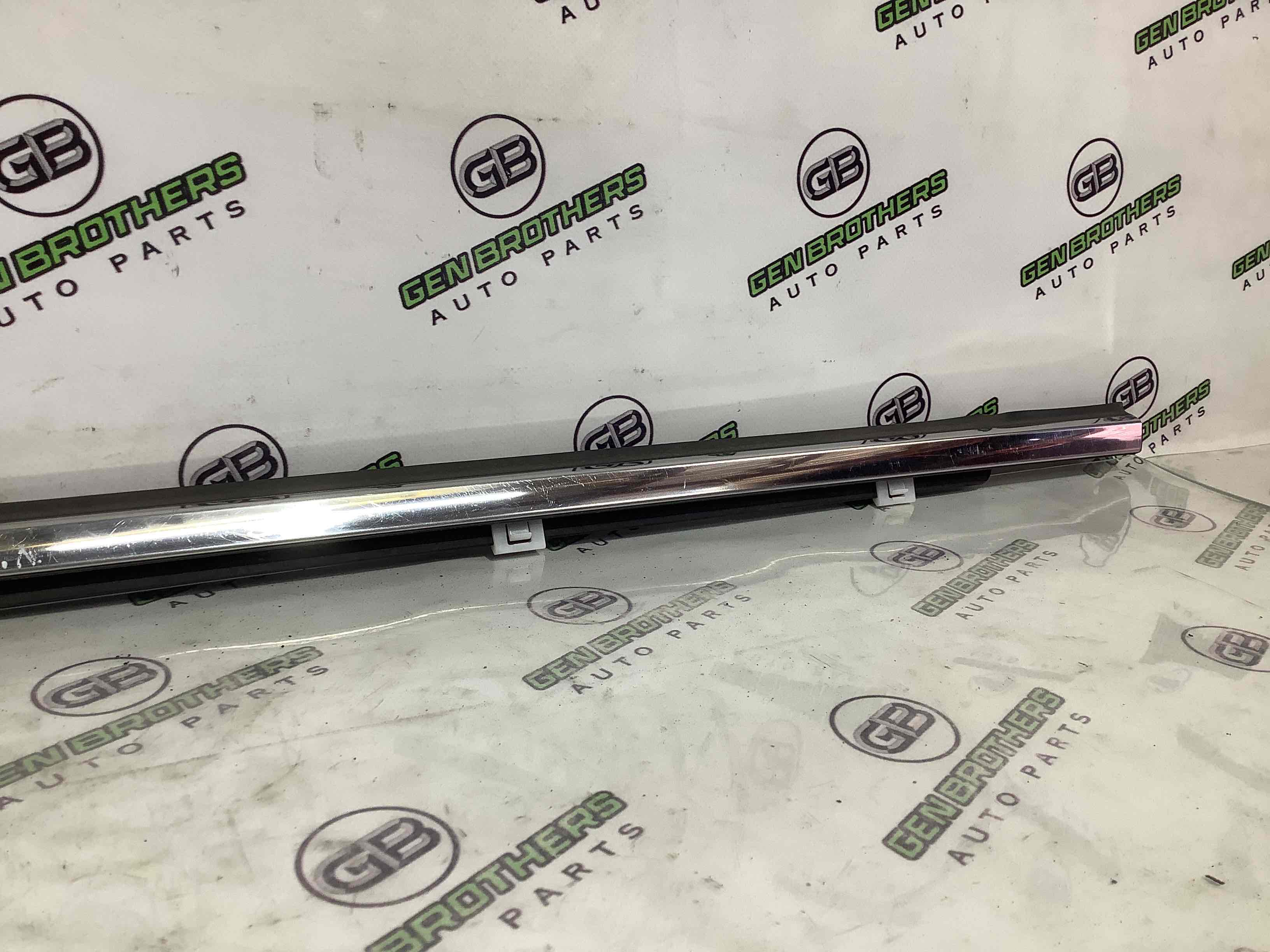 Молдинг двері передньої лівої