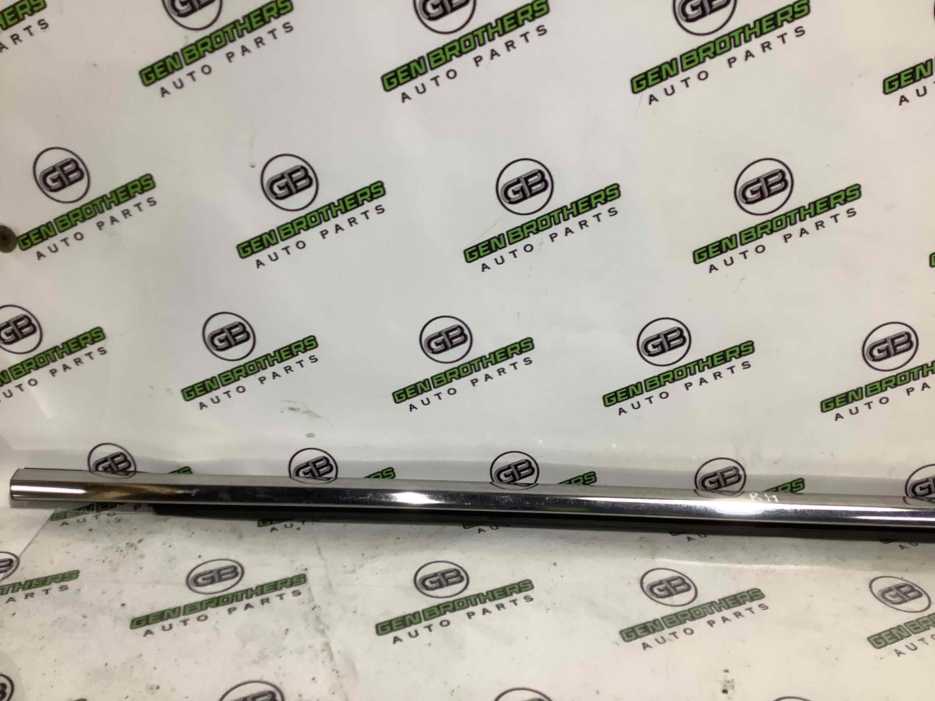 Молдинг двері передньої правої