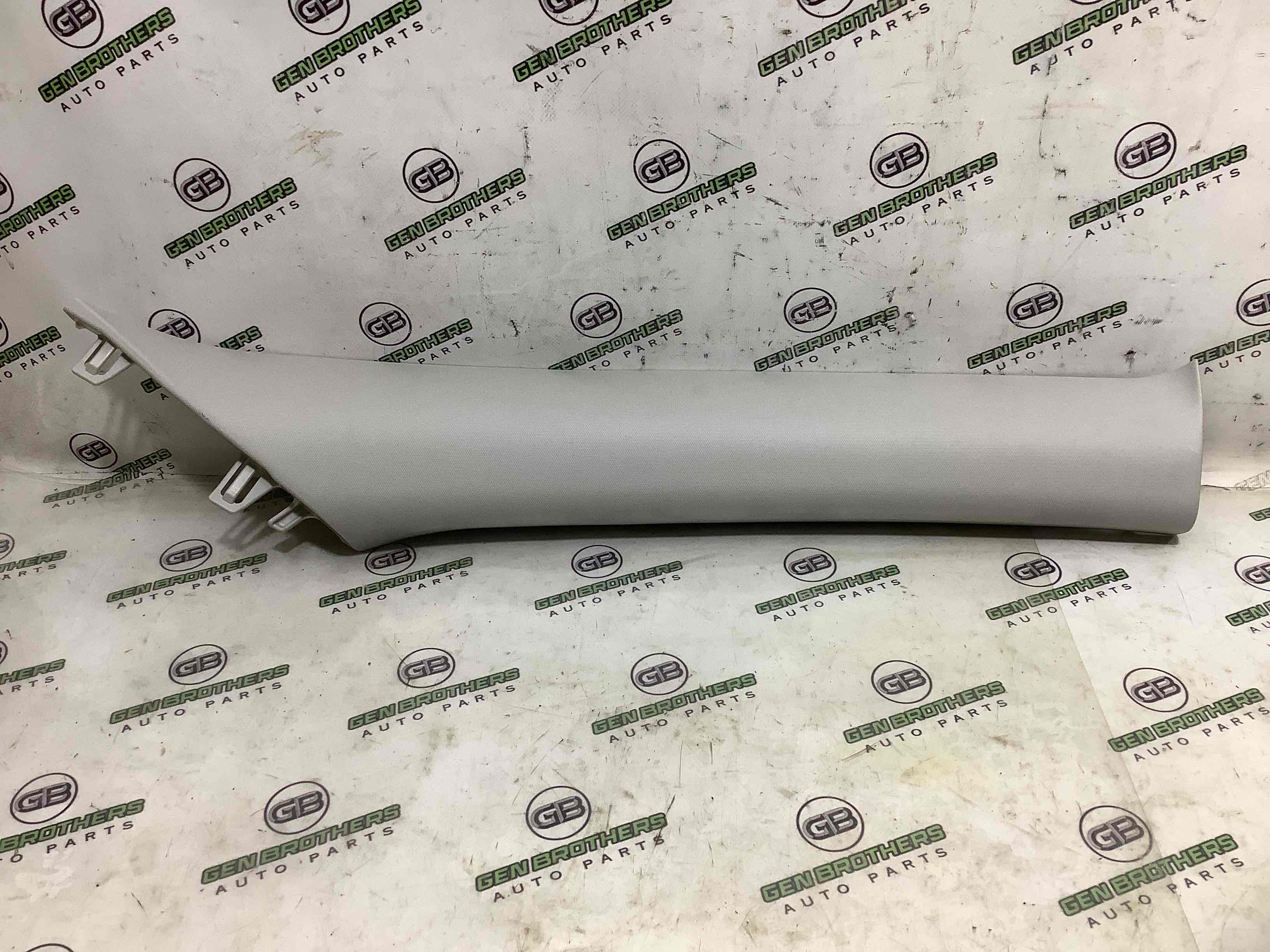 Обшивка передньої стійки права