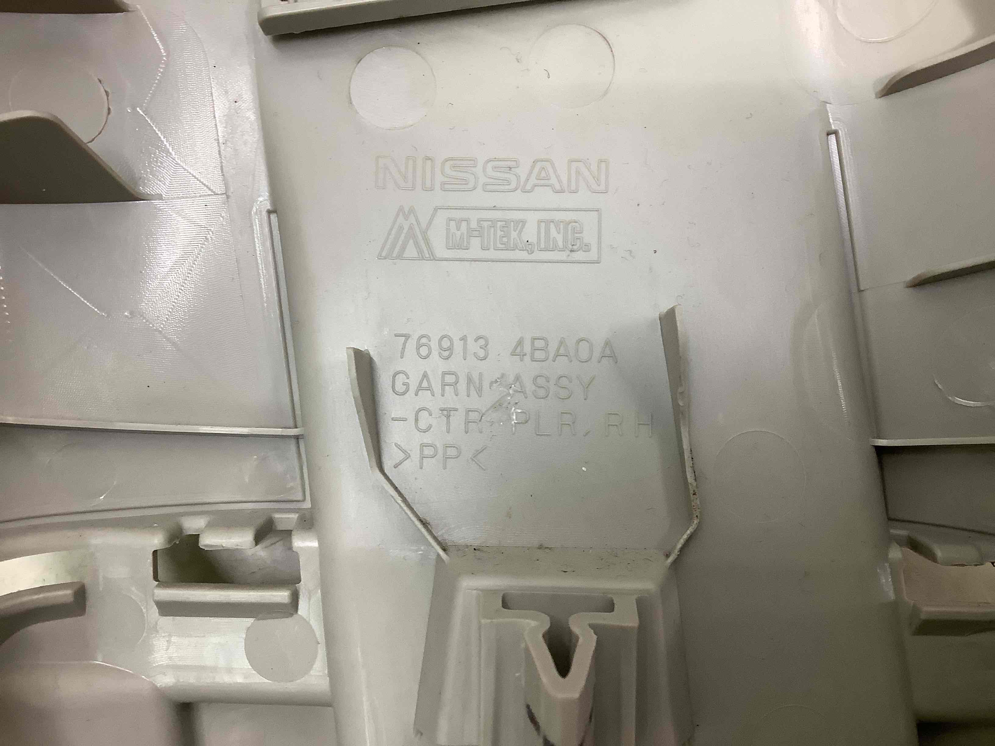 Обшивка центральної стійки права