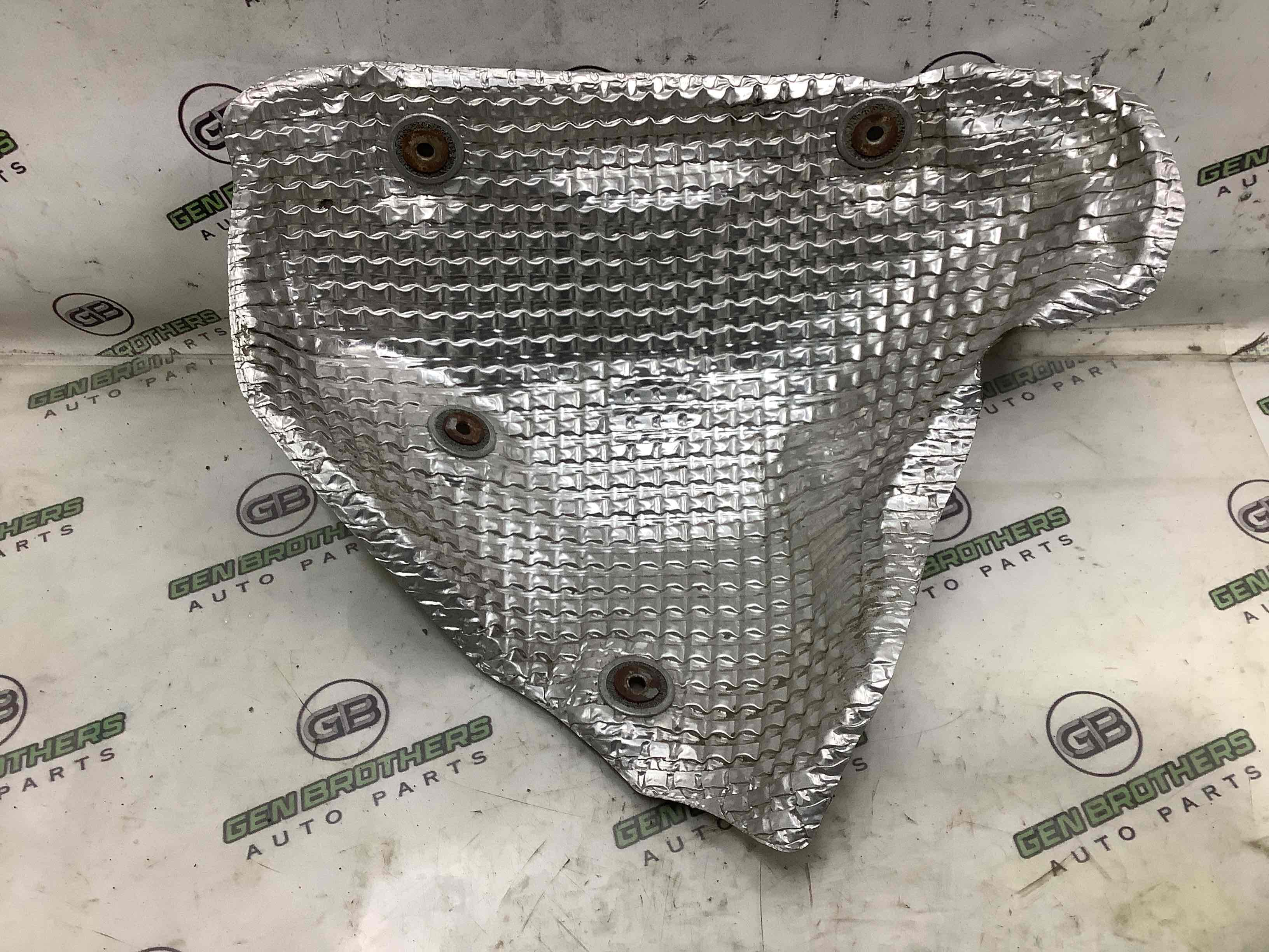 Теплоекран, пластикові ізолятори