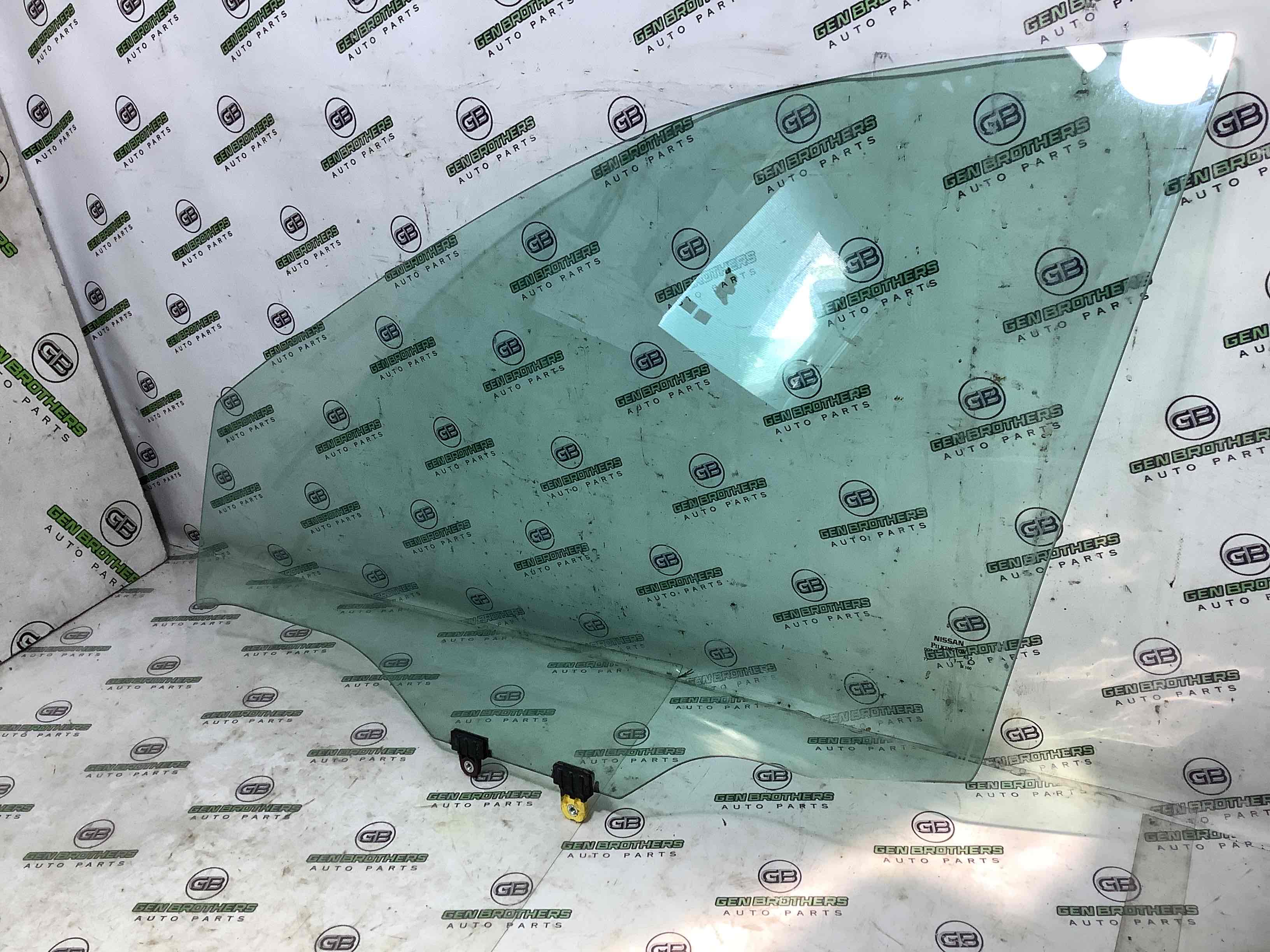 Скло переднє ліве