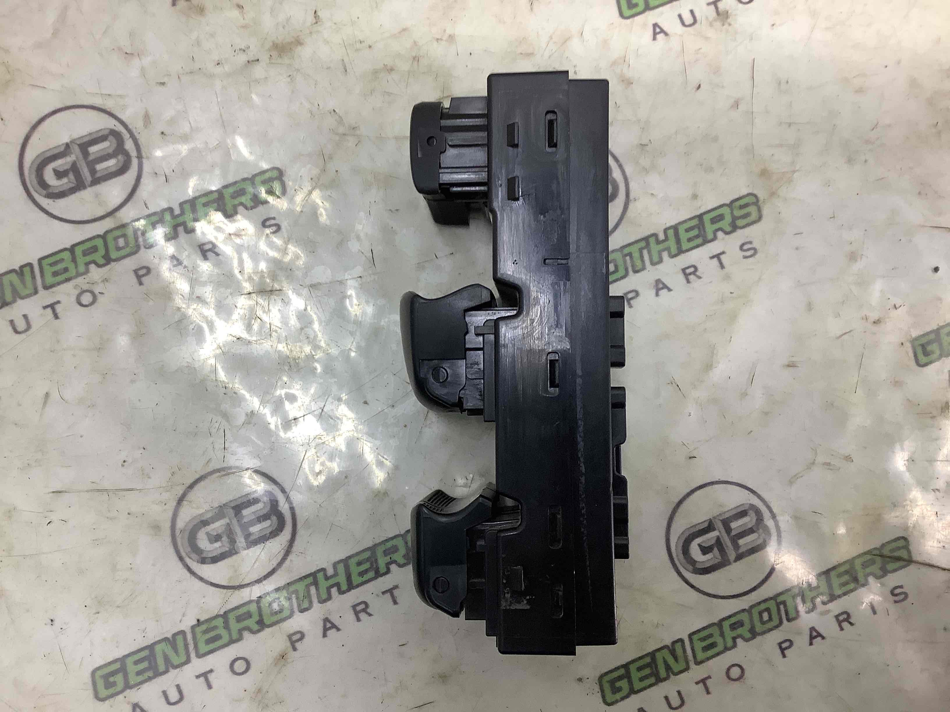 Кнопки керування склопідйомниками