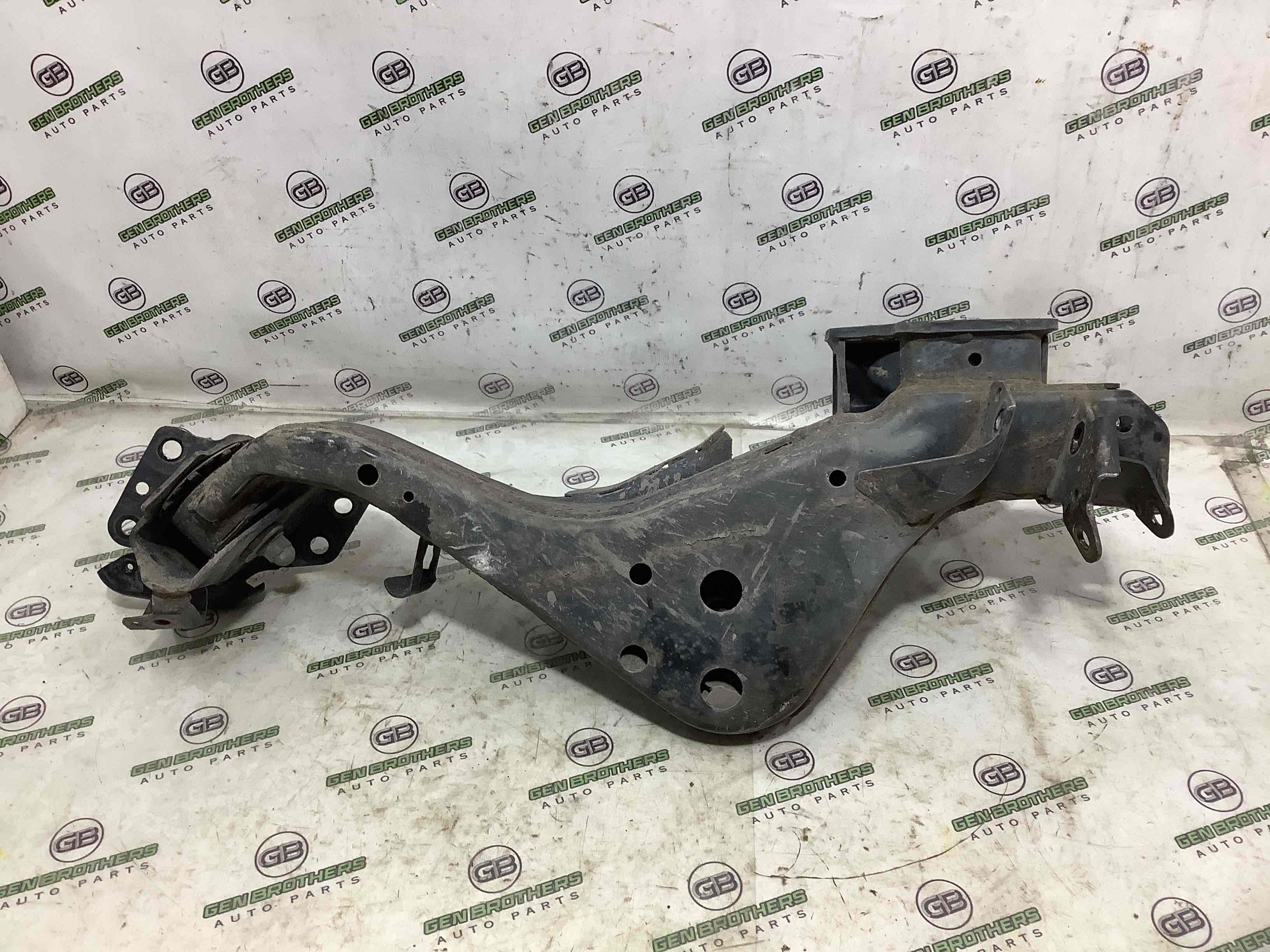 Кулак задній лівий