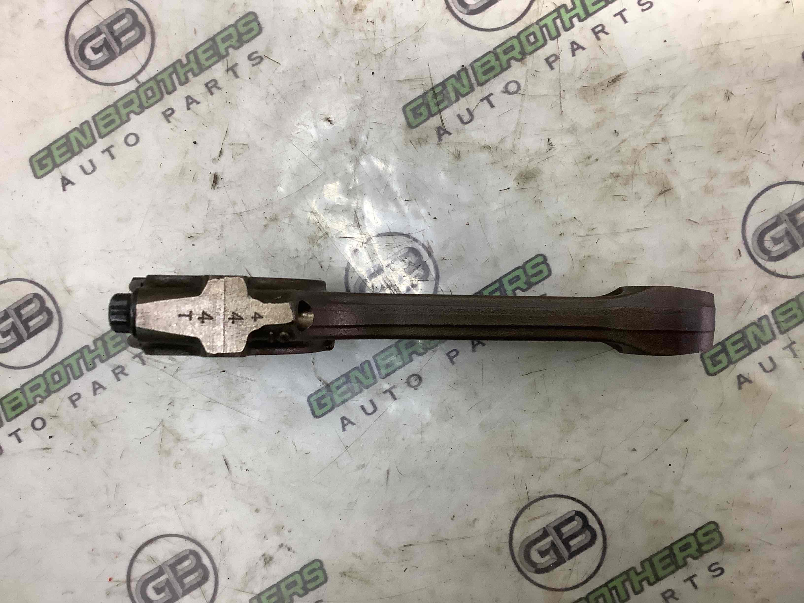 Шатун поршня двигуна