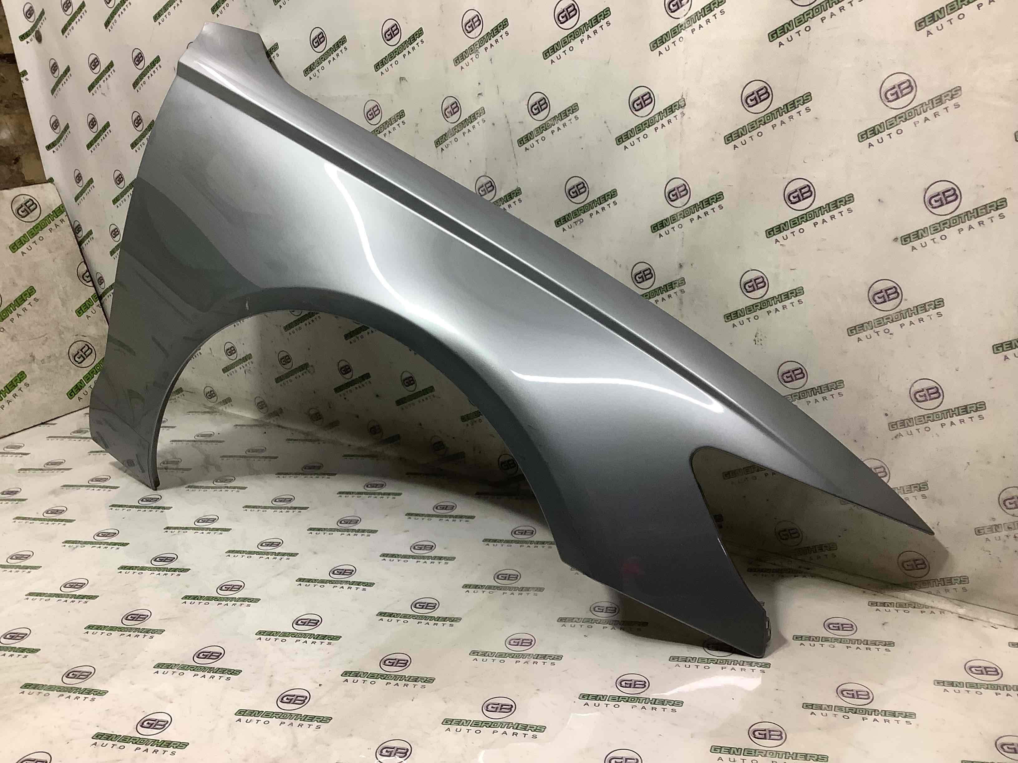 Крыло переднее правое