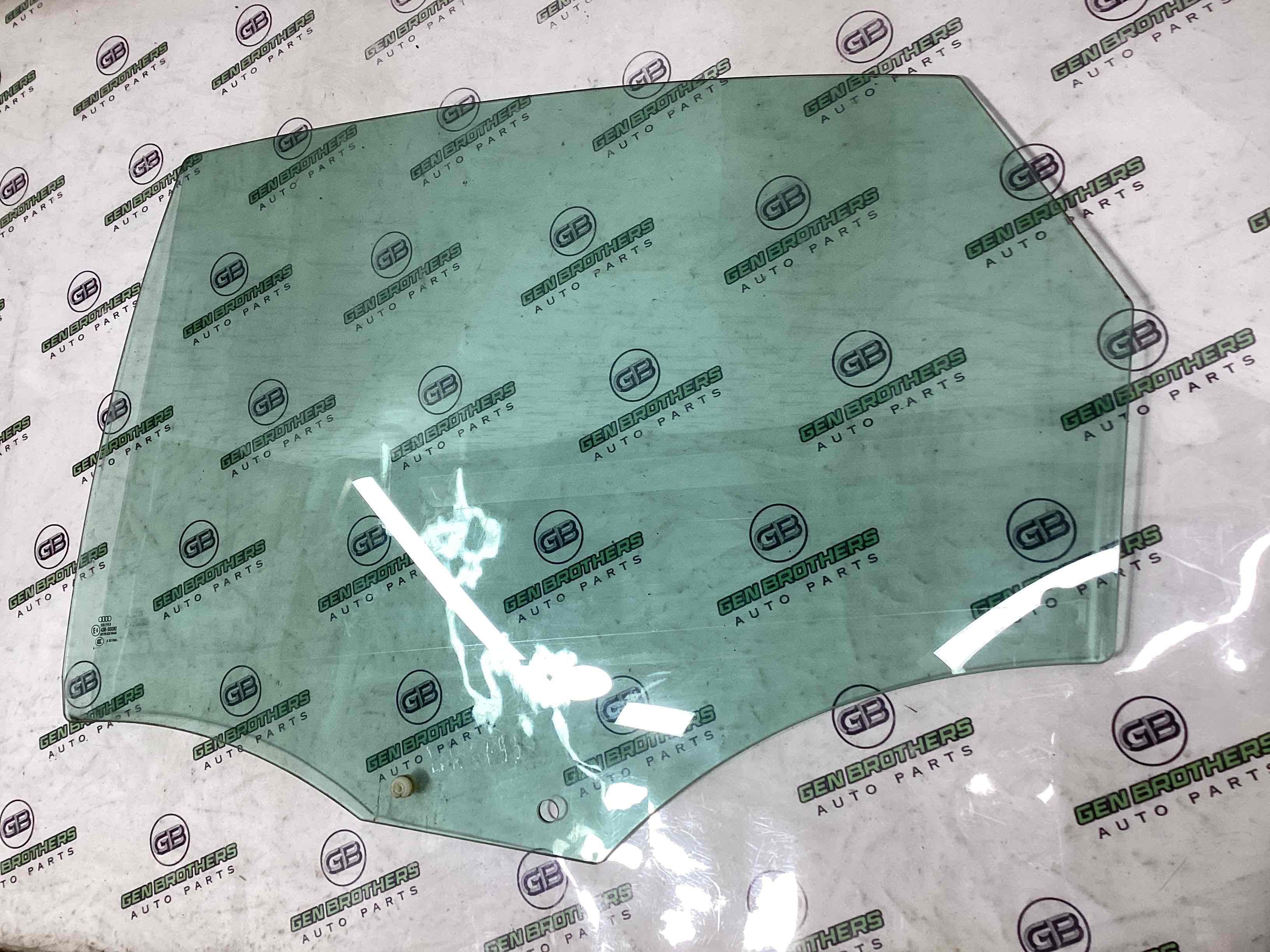 Стекло заднее левое