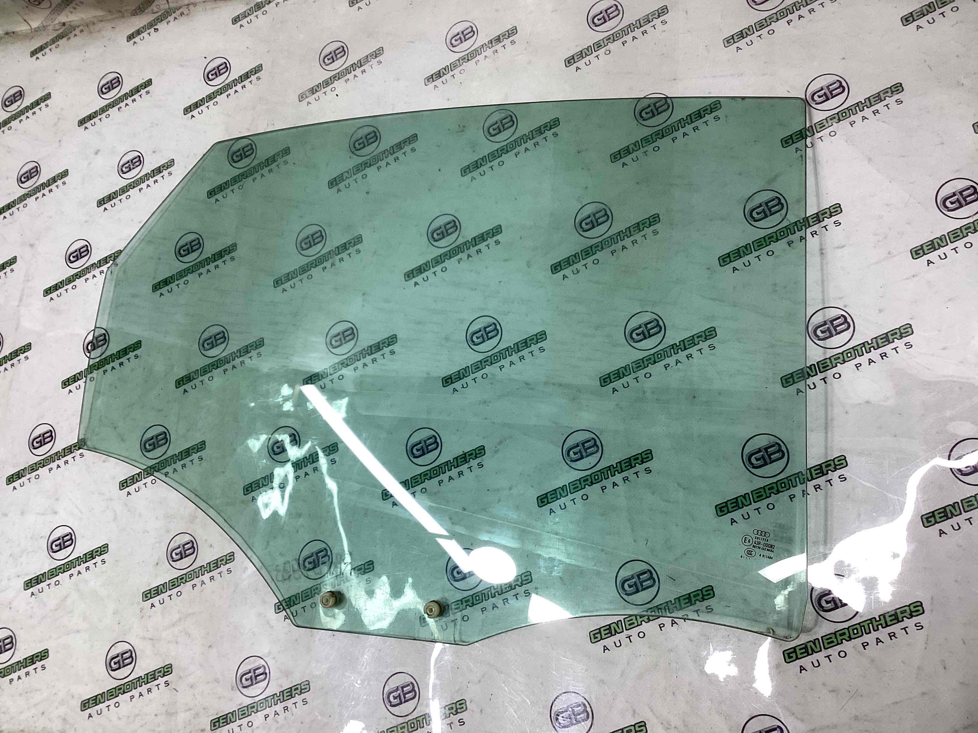 Стекло заднее правое