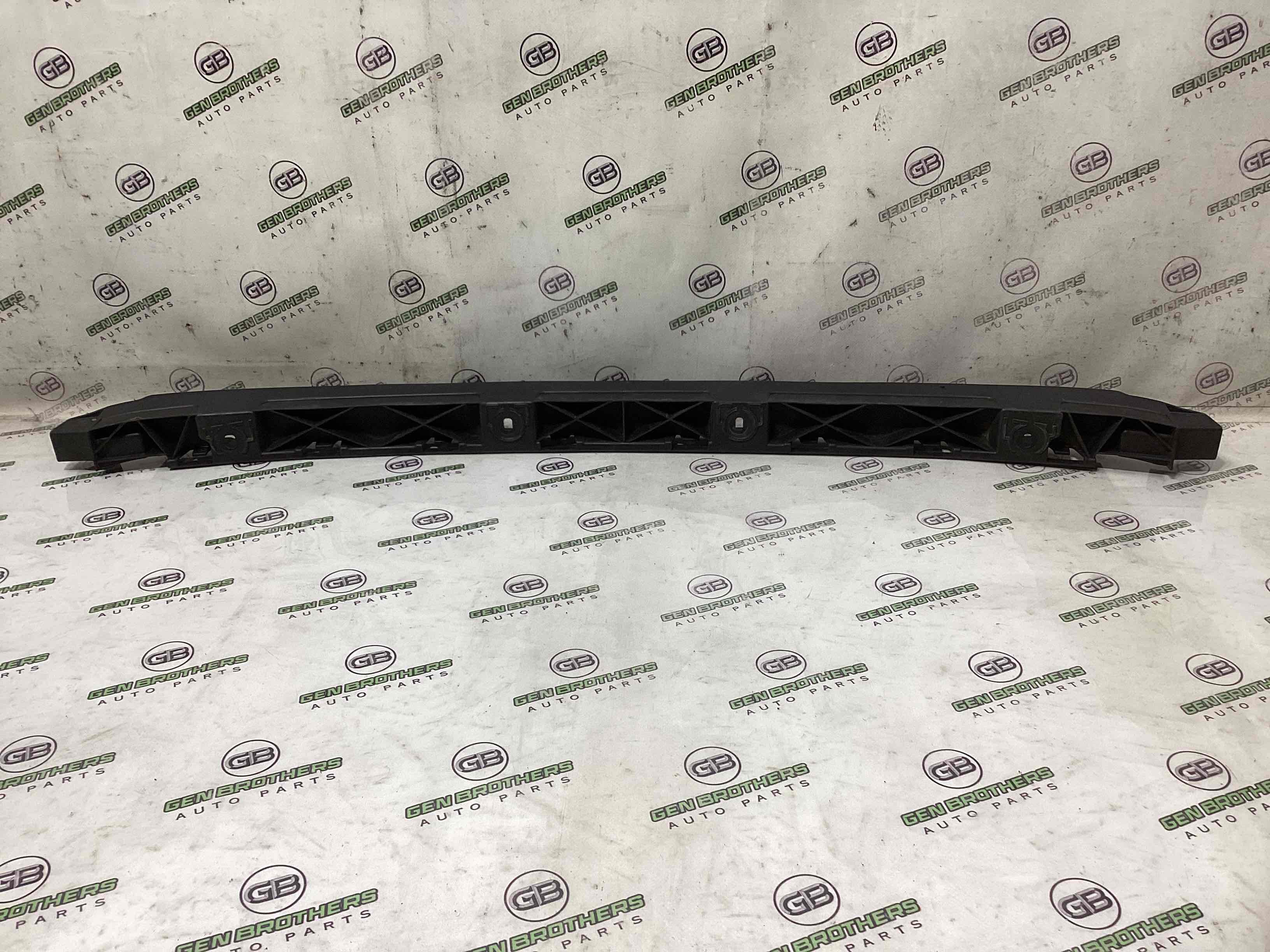 Крепление заднего бампера центральное