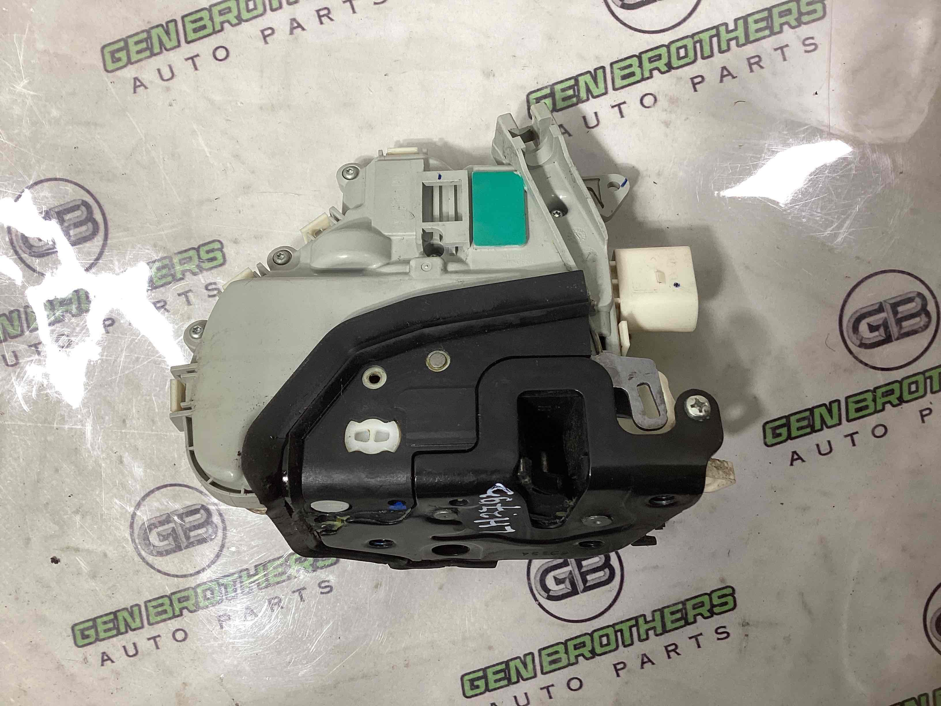 Замок двери передней левой